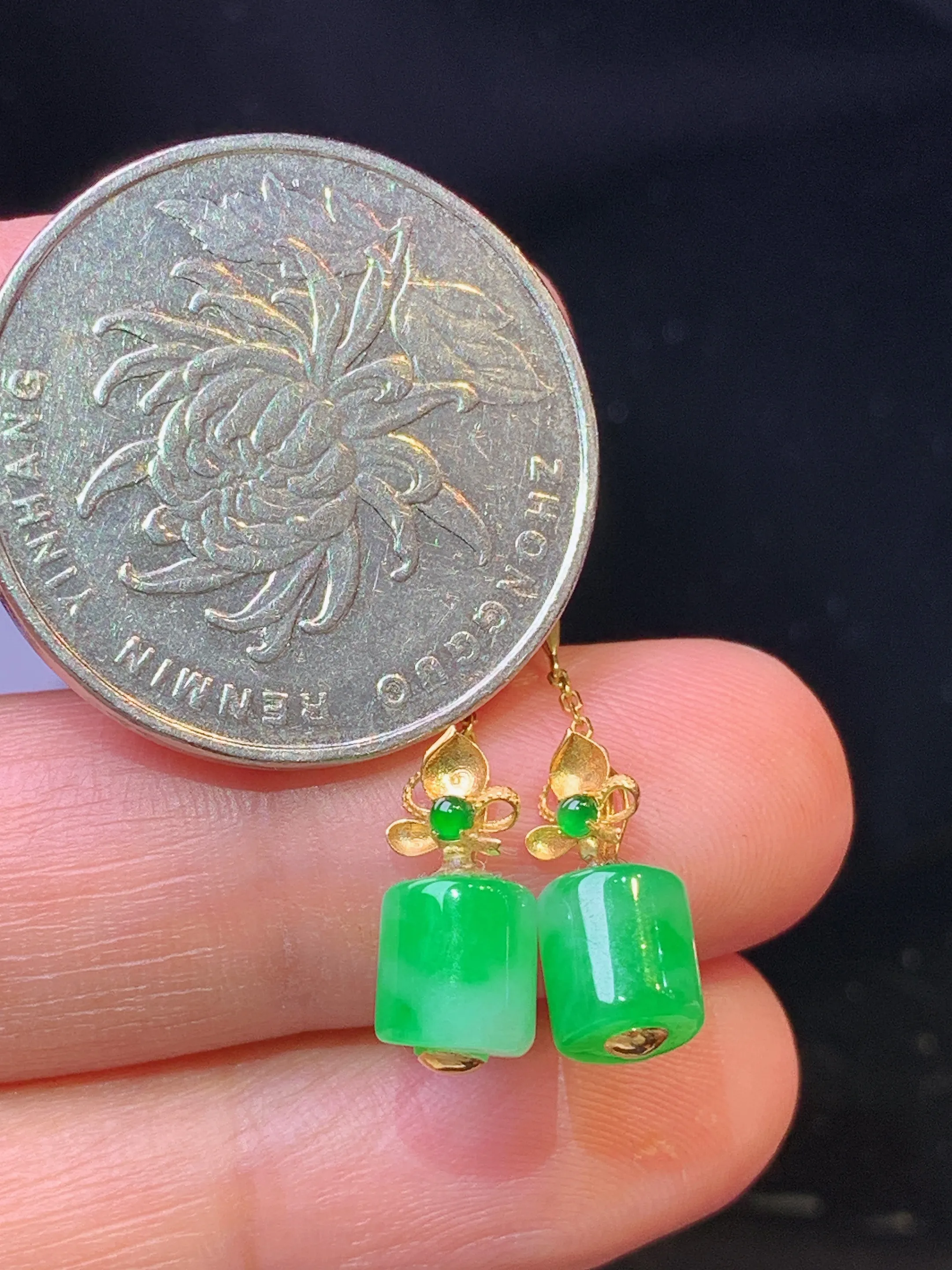 18k金镶嵌翠绿玉柱耳坠 玉质细腻 色泽清新艳丽 整体尺寸25.5*5.8*5.8