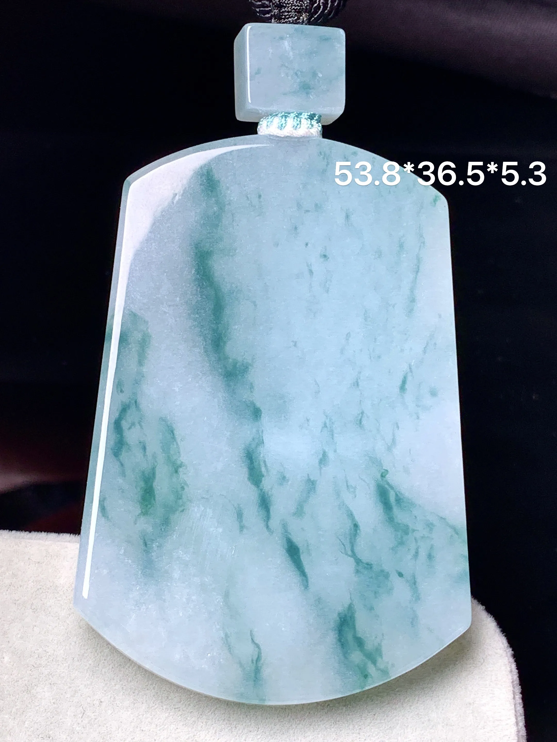 飘绿无事牌吊坠 玉质细腻 色泽清新艳丽 整体尺寸53.8*36.5*5.3