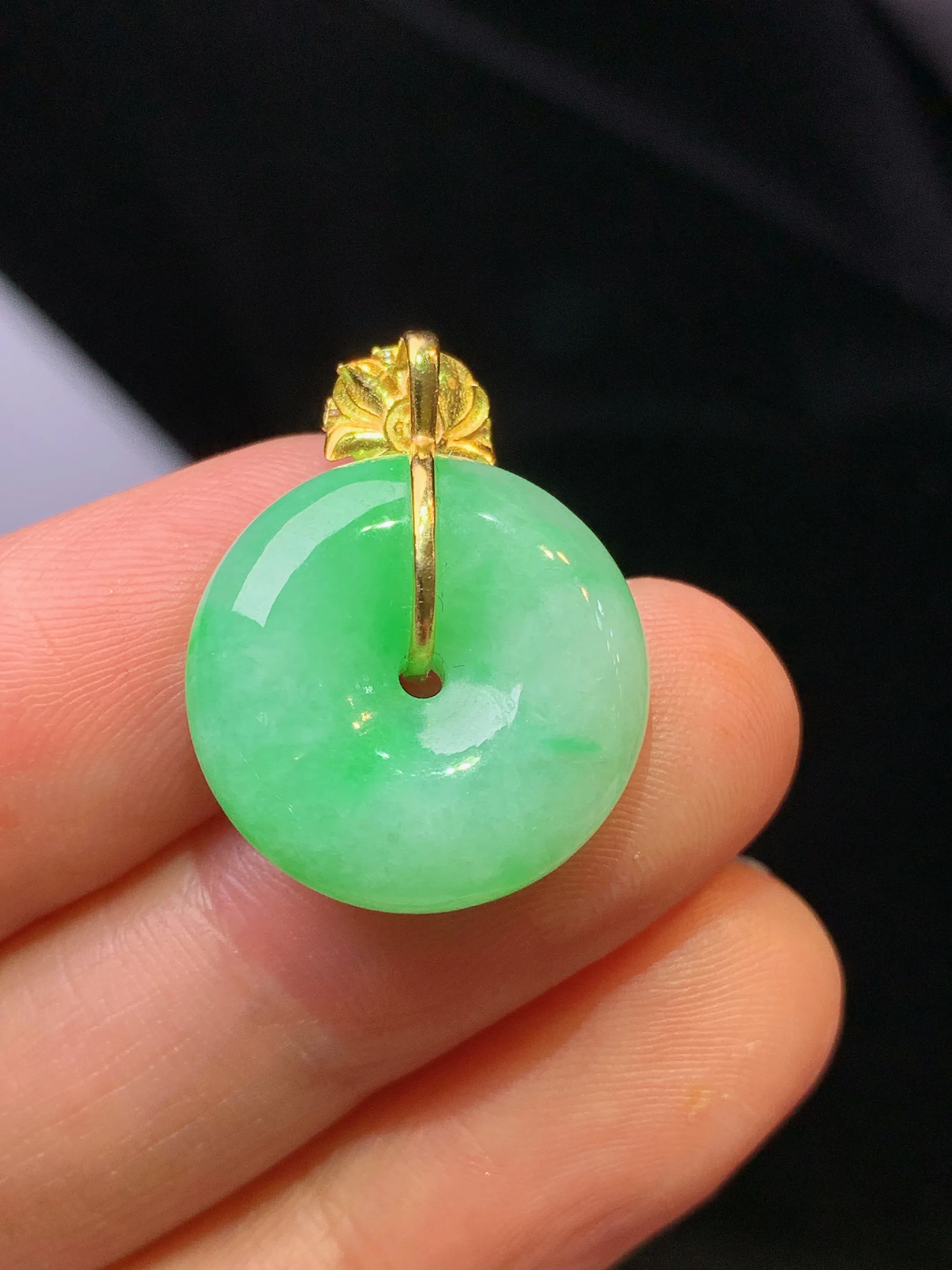 18k金钻镶嵌翠绿平安扣吊坠 玉质细腻 色泽清新艳丽 整体尺寸22.8*17.6*6.5