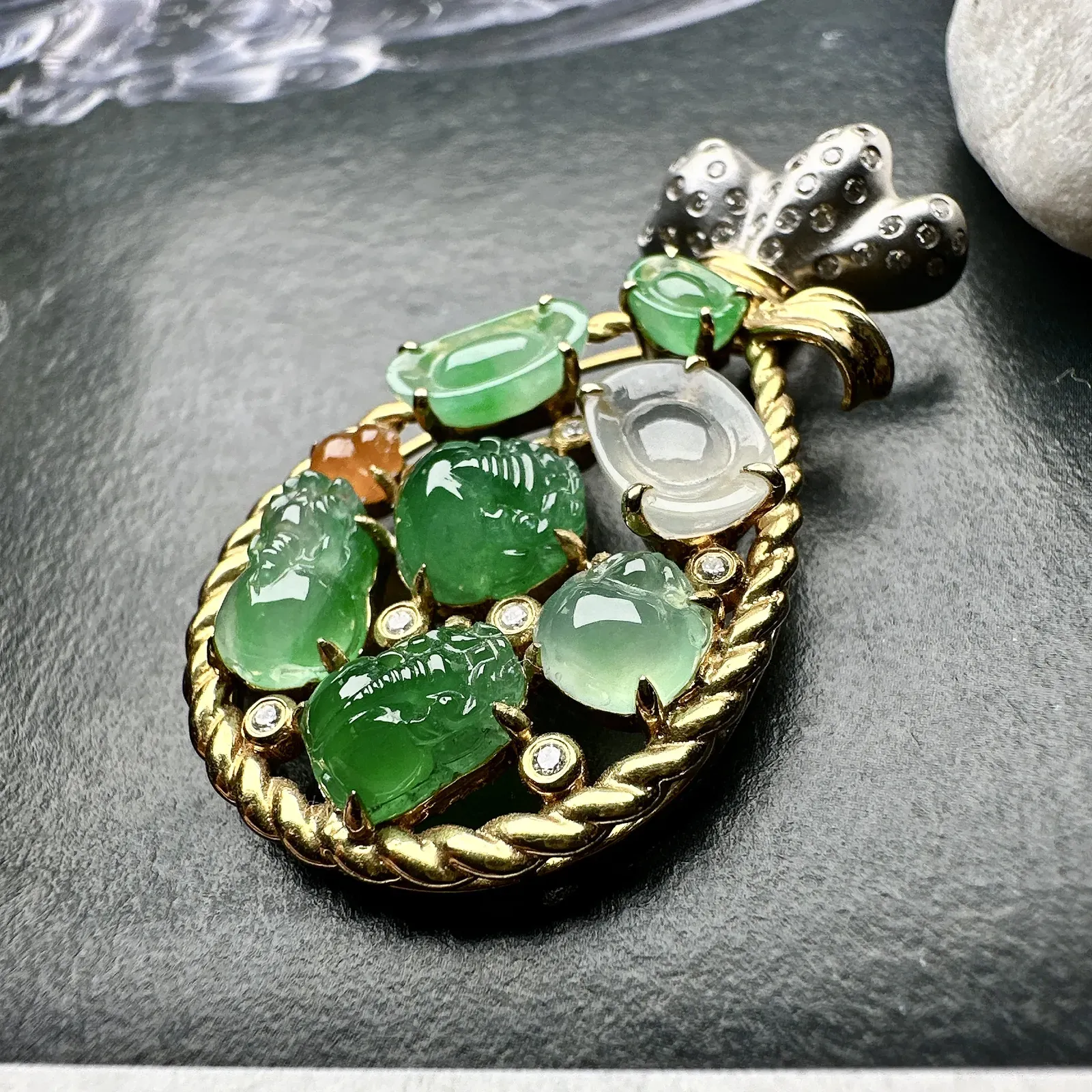 【冰种貔貅元宝等元素】镶嵌吊坠，冰感十足，通透闪亮，颜色很艳丽，推荐入手，18k金钻镶嵌，其中一颗裸石尺寸8.4*7.5*4.5毫米