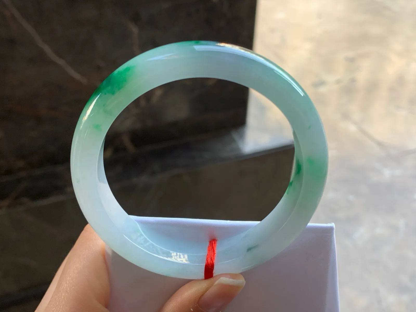 57-13.2-8.3

浓绿色手镯^_^鲜艳 玉质细腻