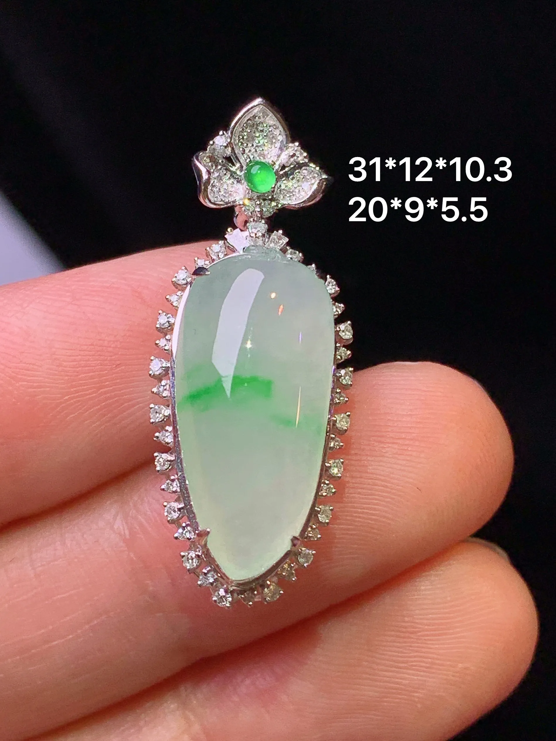 18k金钻镶嵌飘绿福瓜吊坠 玉质细腻 色泽清新艳丽 整体尺寸31*12*10.3