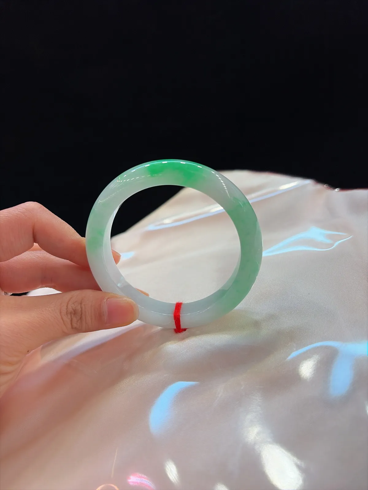 🧆｜56圈口
【白底青阳绿镯】
“白璧凝霜映阳绿，花枝灵动腕间生”
——底净如脂，阳绿花飘灵动，一眼清新雅致～
规格【56.3/12.1/8.7】