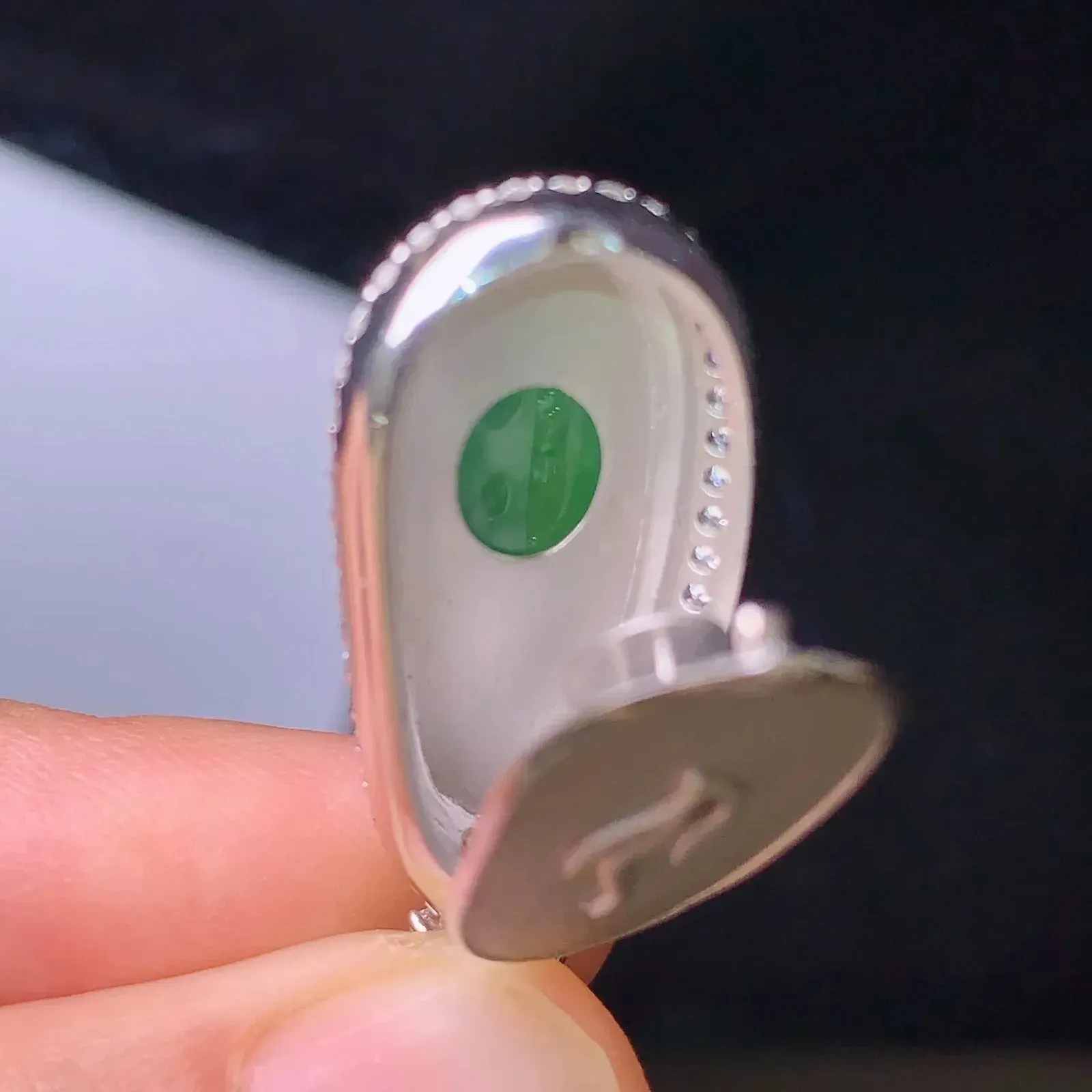 18k金钻镶嵌满绿四季豆吊坠 玉质细腻 色泽清新艳丽 整体尺寸33*14*10