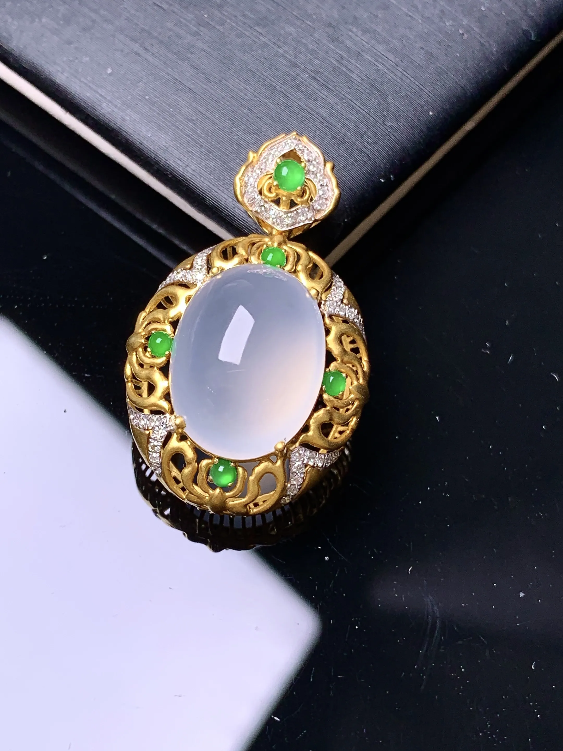 18k金钻镶嵌冰种蛋面吊坠 玉质细腻 色泽清新艳丽 整体尺寸29.3*18*11