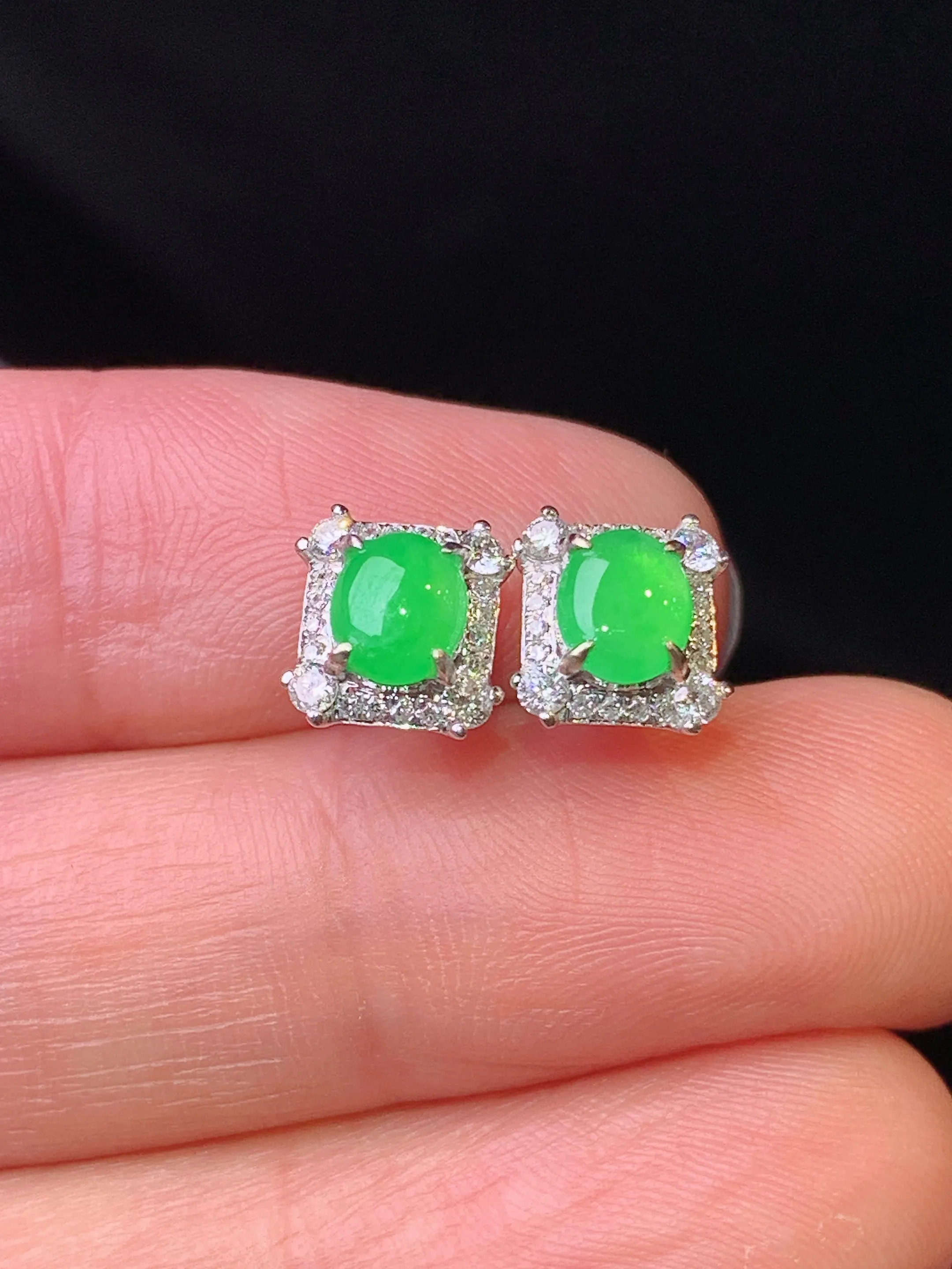 18k金钻镶嵌满绿蛋面耳钉 玉质细腻 色泽清新艳丽 整体尺寸7.7*7.3*5.2