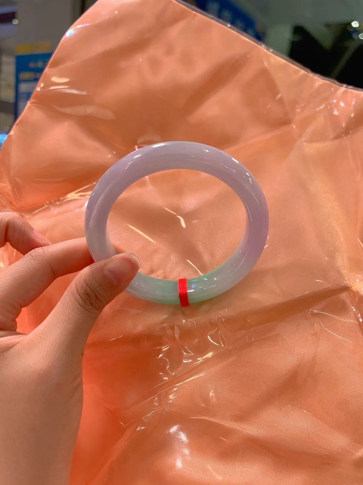 ｜61圈口
【浓春彩·大圈口】
浓春彩的色彩在镯间晕染，盛放着山野与朝暮的诗意～大圈口，调色盘，将生机与华章都镌刻在肌肤之上
规格【61.1/12.6/9.2】