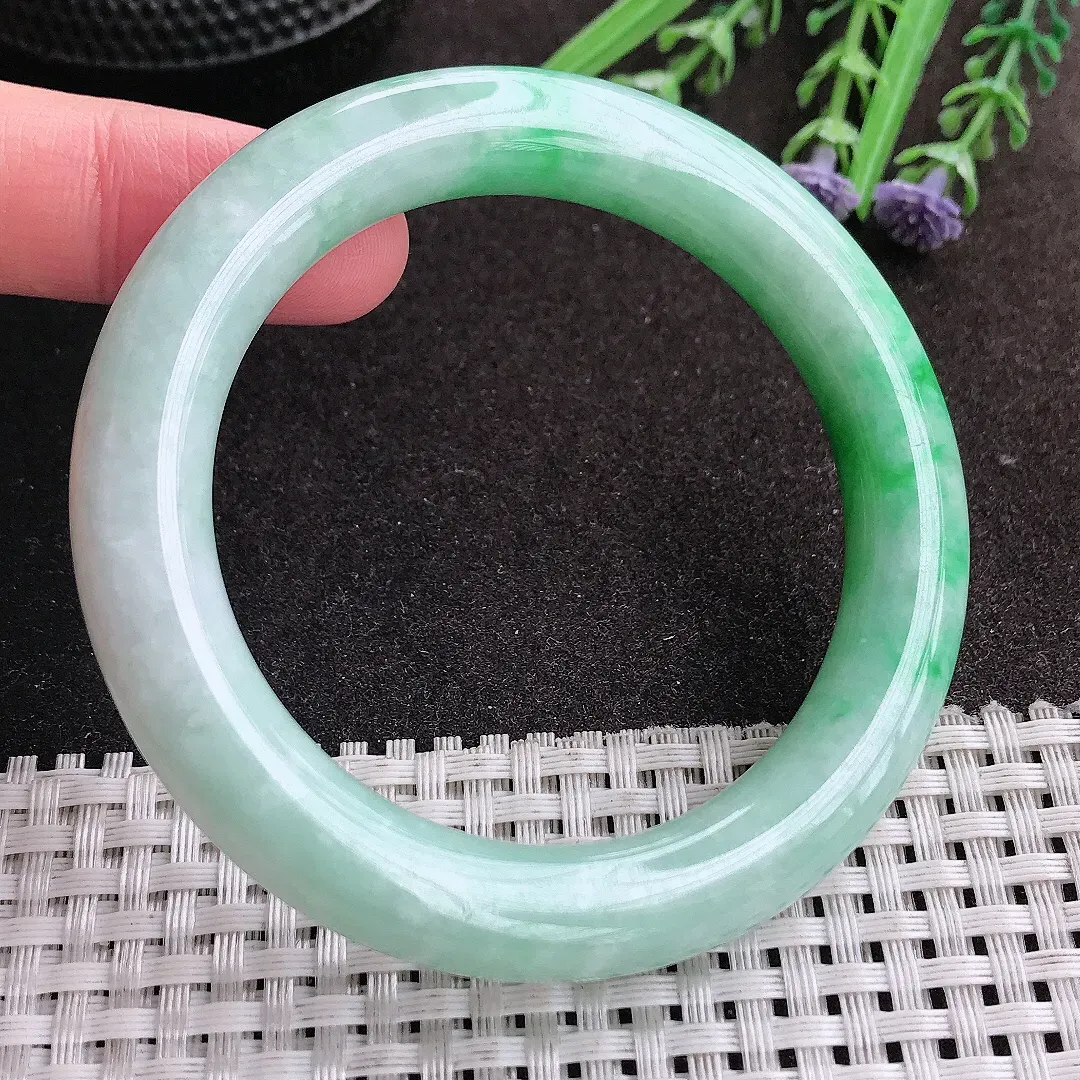 实拍A货翡翠54/10/10.3老坑精美温润飘阳绿圆条手镯翡翠玉镯女款