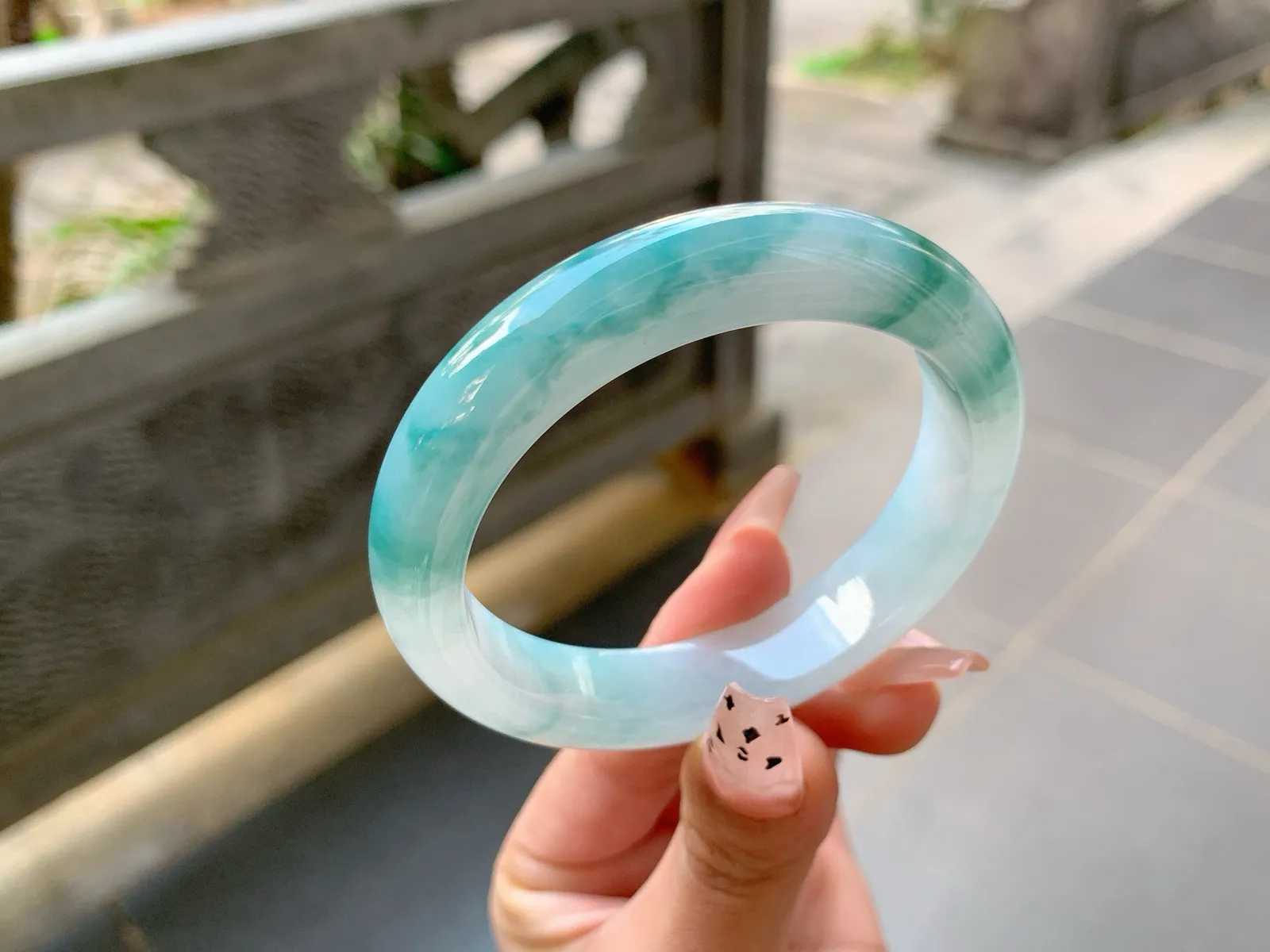 ️｜54圈口
冰飘花翡翠手镯，飘蓝花，如山水画一般大气磅礴，像远山黛一样，秀丽迷人，