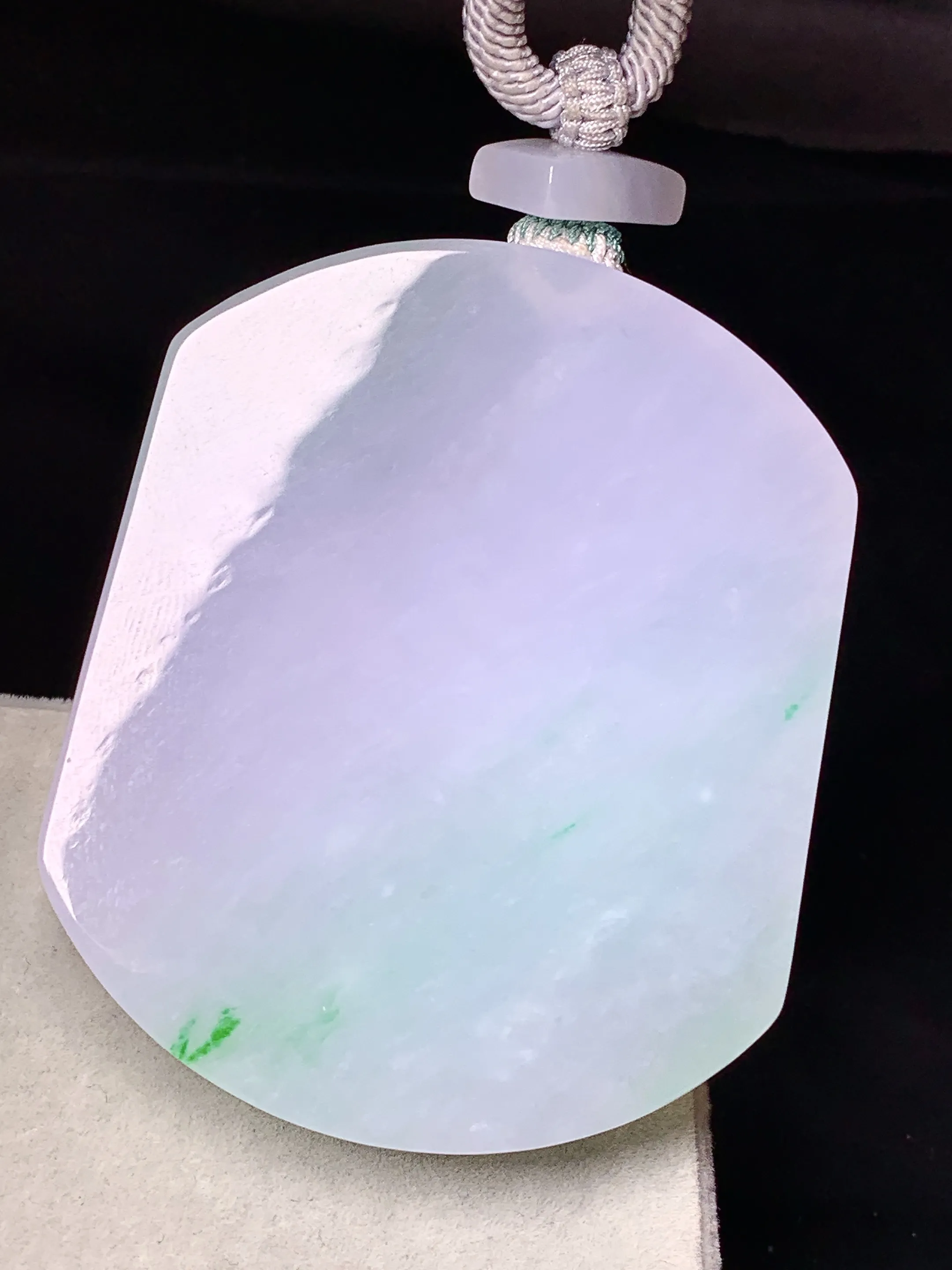 淡春彩无事牌吊坠 玉质细腻 色泽清新艳丽 整体尺寸53.3*43.3*6.6