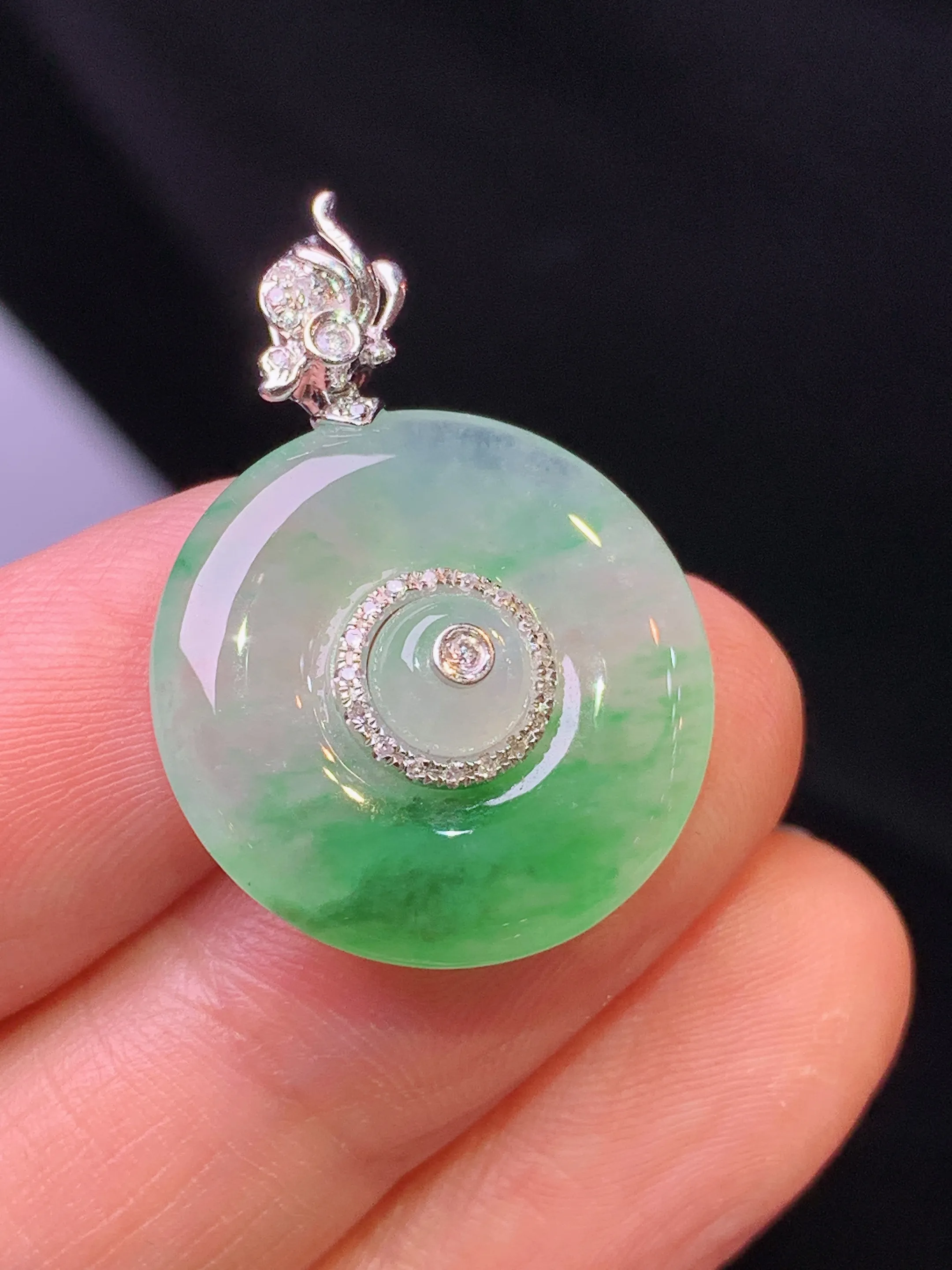 18k金钻镶嵌飘绿子母平安扣吊坠 玉质细腻 色泽清新艳丽 整体尺寸28*20*4