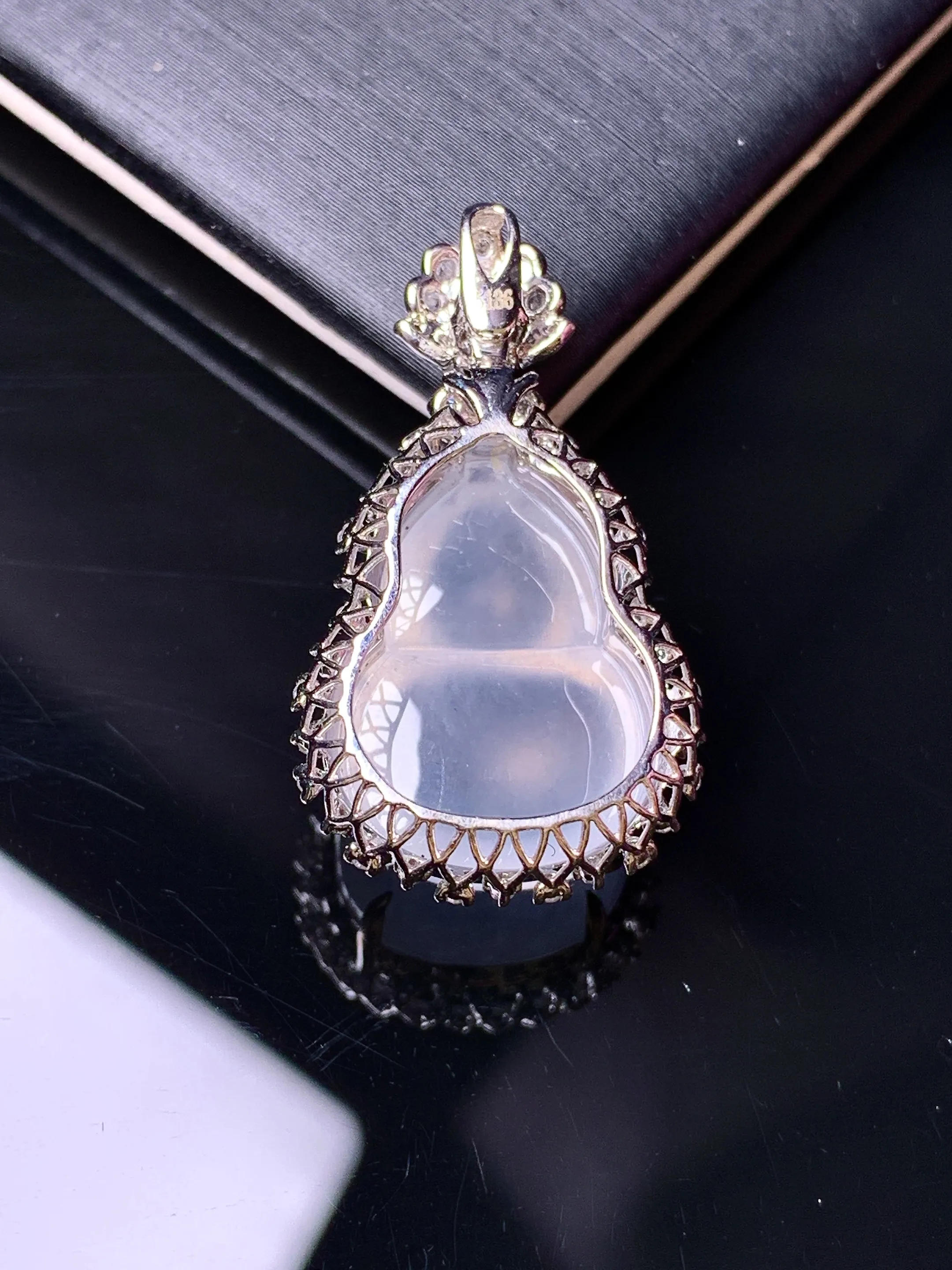 18k金钻镶嵌冰种葫芦吊坠 玉质细腻 色泽清新艳丽 整体尺寸29.3*16.3*10.7