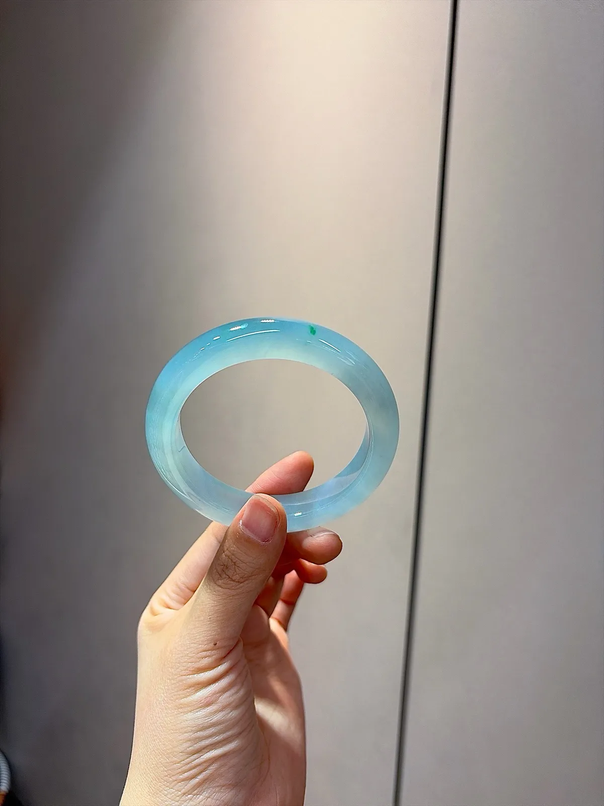 ｜57圈口
【冰蓝底抹翠｜️】
天空蓝底色太绝
一抹翠色点睛 自带柔光
上手美到心颤
规格【