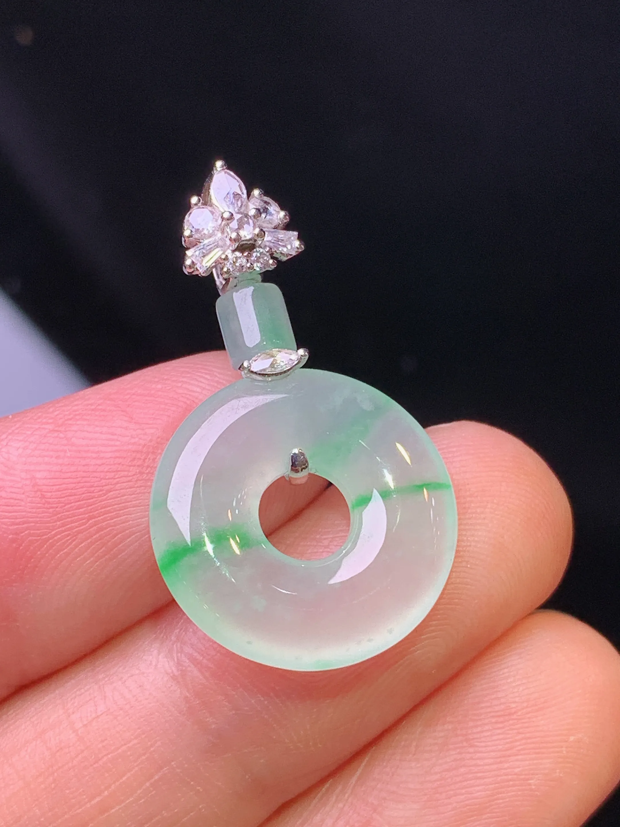 18k金钻镶嵌飘绿平安环吊坠 玉质细腻 色泽清新艳丽 整体尺寸29*17*3.5