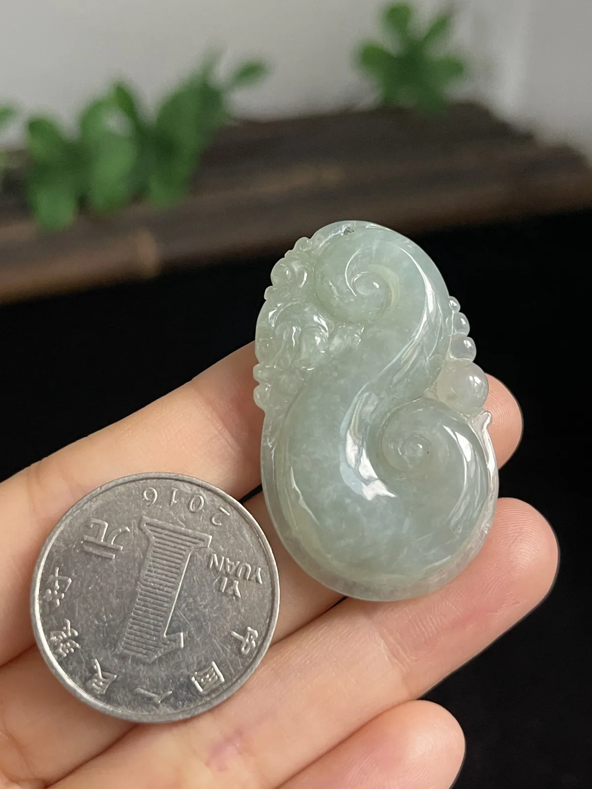 翡翠糯化种淡绿色如意