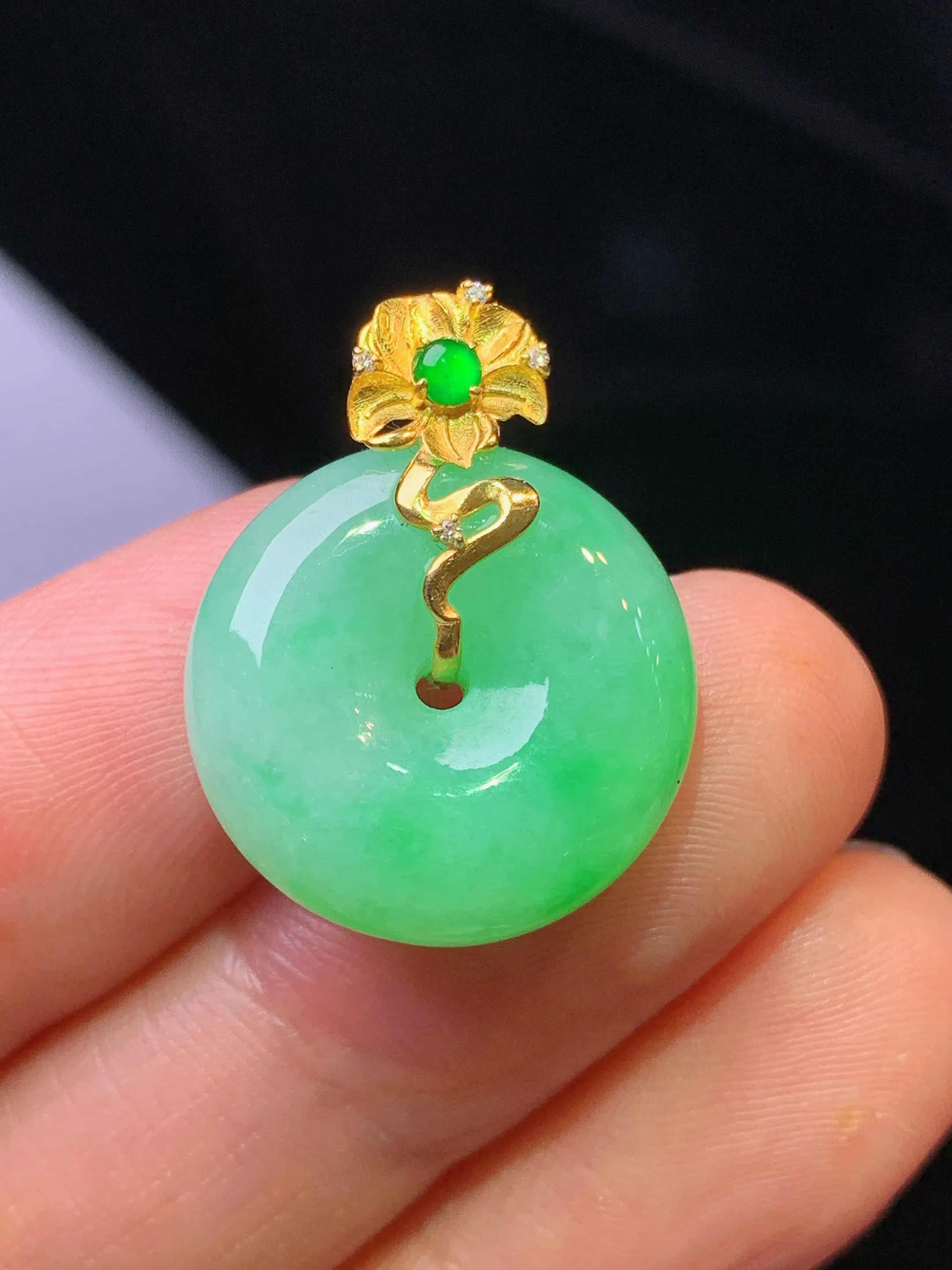 18k金钻镶嵌翠绿平安扣吊坠 玉质细腻 色泽清新艳丽 整体尺寸22.8*17.6*6.5