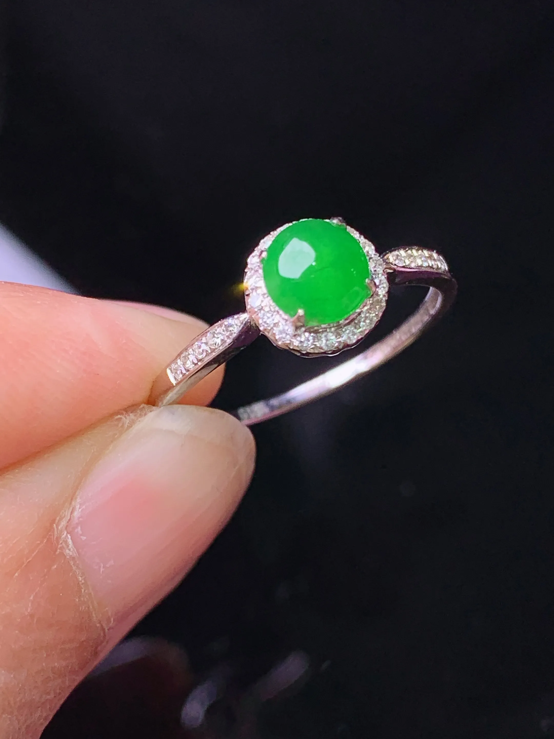 18k金钻镶嵌满绿蛋面戒指 玉质细腻 色泽清新艳丽 圈口13.5 整体尺寸7.2*5.3