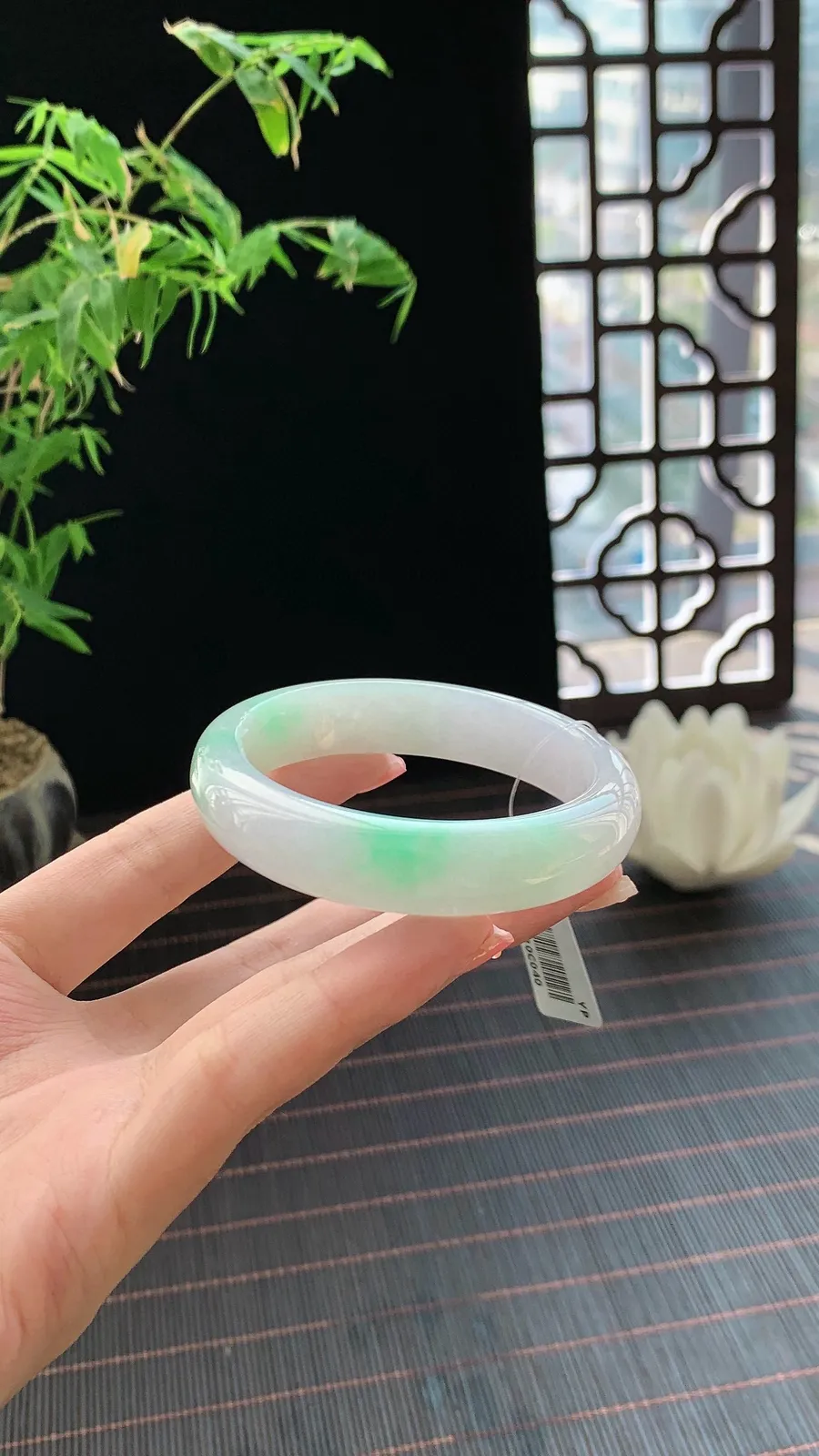 【冰胶白底青贵妃手镯】
【尺寸】56-49-13-7
绿色部分鲜活欲滴，仿佛饱含水分，在白色背景的包围下，更显其娇嫩与珍贵，呼之欲出。