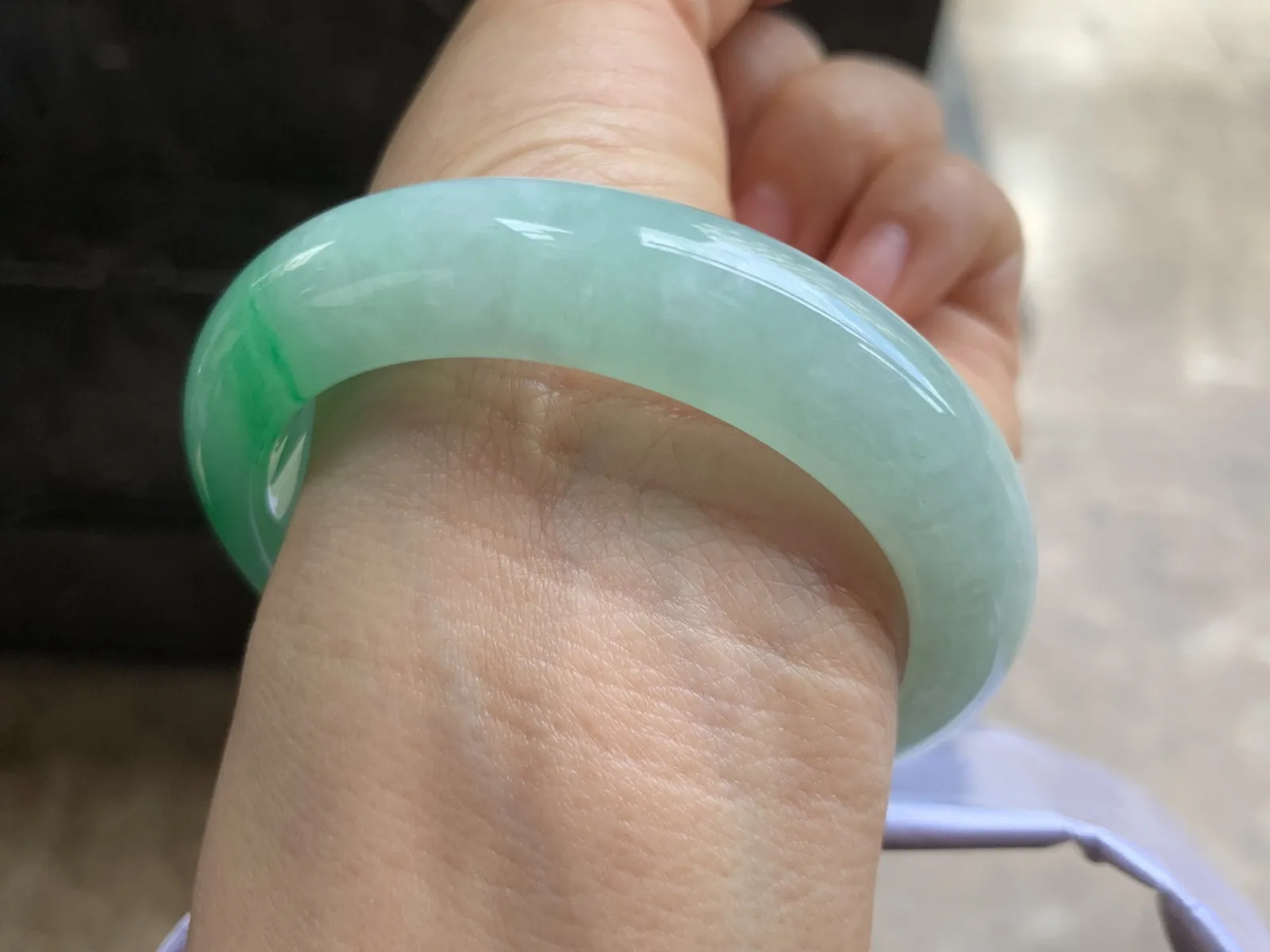 56.5-13.2-9.5mm
带色手镯 底子细腻 颜色漂亮 推荐