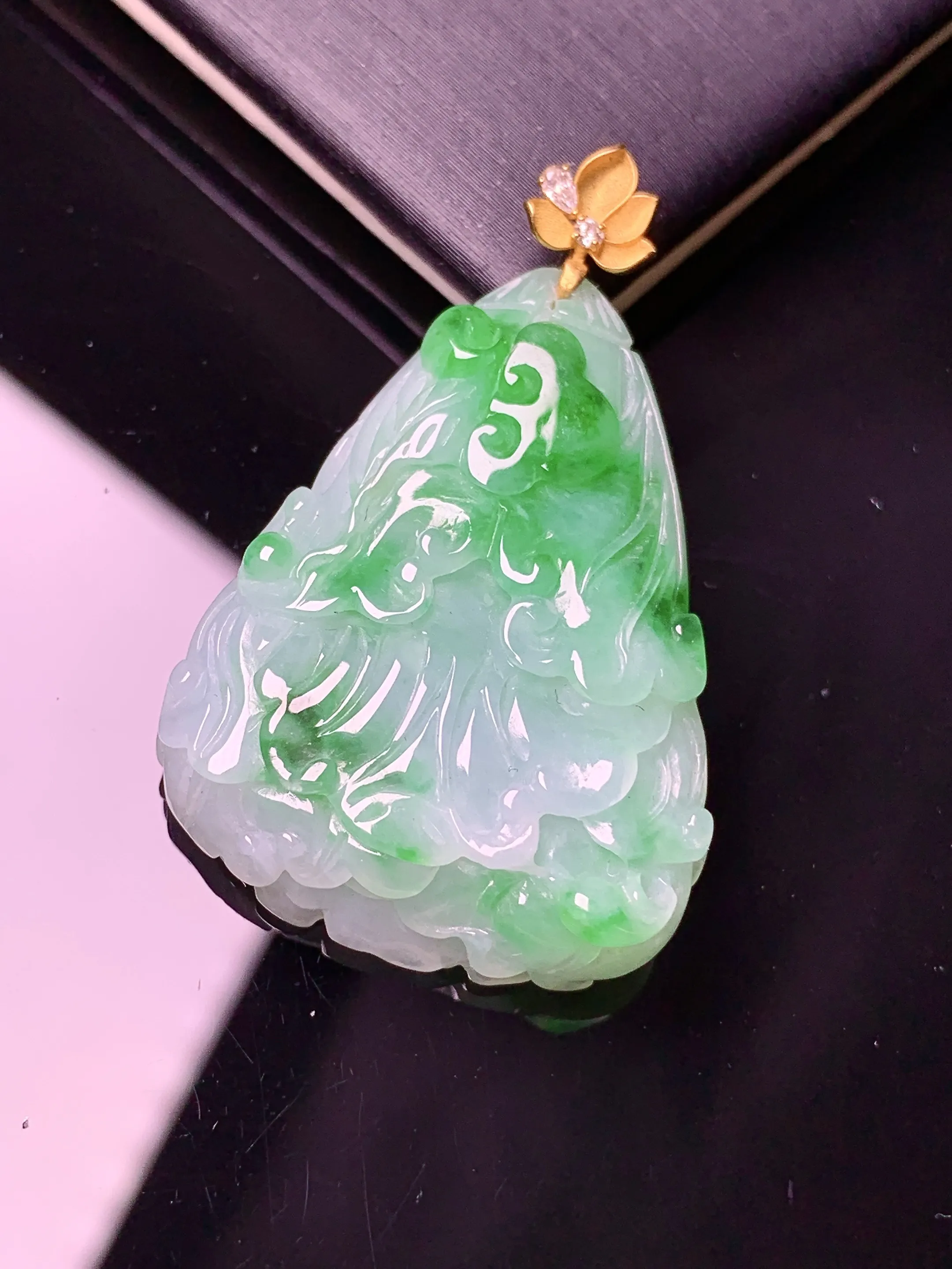 18k金镶嵌飘绿白菜吊坠 玉质细腻 色泽清新艳丽 整体尺寸40.8*25.5*7.6