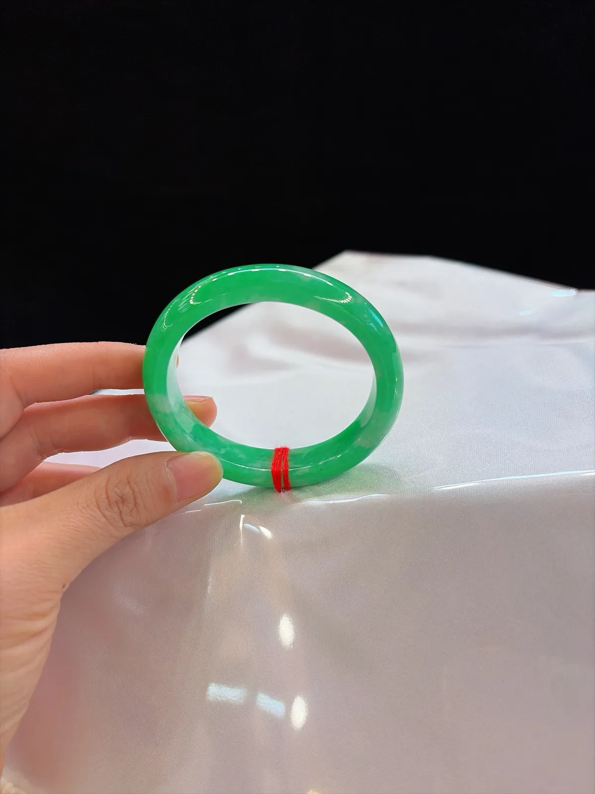 ｜52圈口
【满色贵妃镯·小手专属】
“满色正阳凝翠光，腕间富贵藏不住，一点微瑕更显天然真意”
——小手妹子的本命镯，戴上显贵气。
规格【52.3/13/7.9】