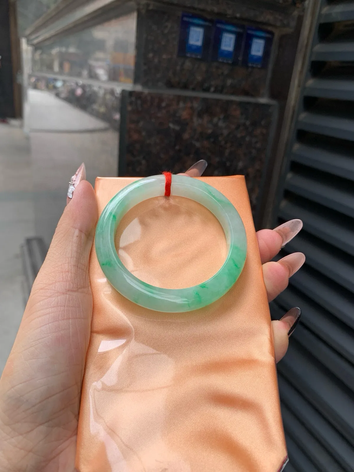 白底青正圈
50-7.8-9.5
打灯棉线，底妆水润细腻，阳绿花点缀腕间风华，干净纯净的底色上，满圈翠色肆意流淌，娇艳欲滴，宛如春日里的繁华盛景