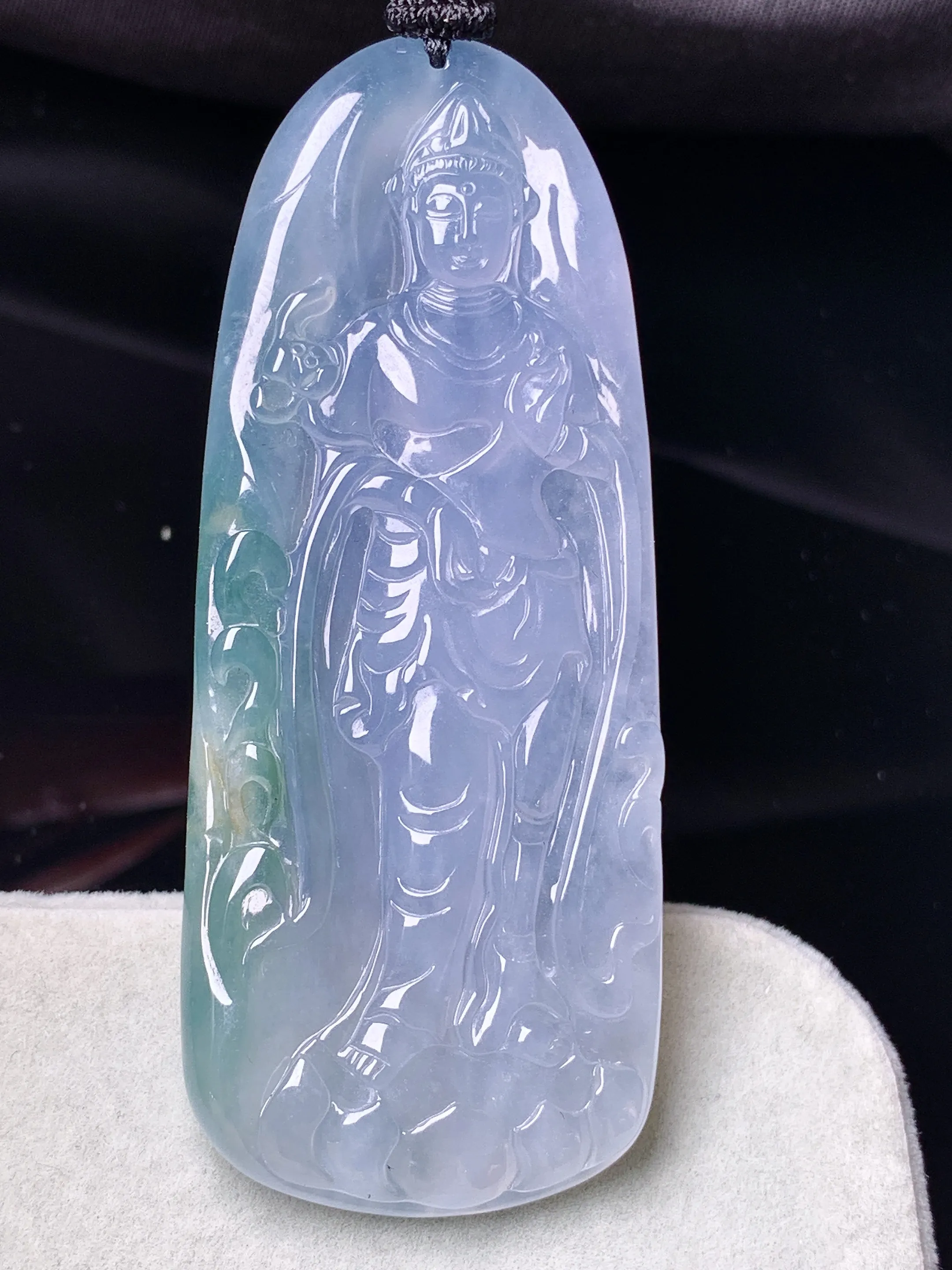 飘绿观音菩萨吊坠 玉质细腻 色泽清新艳丽 整体尺寸64.6*26*5.2