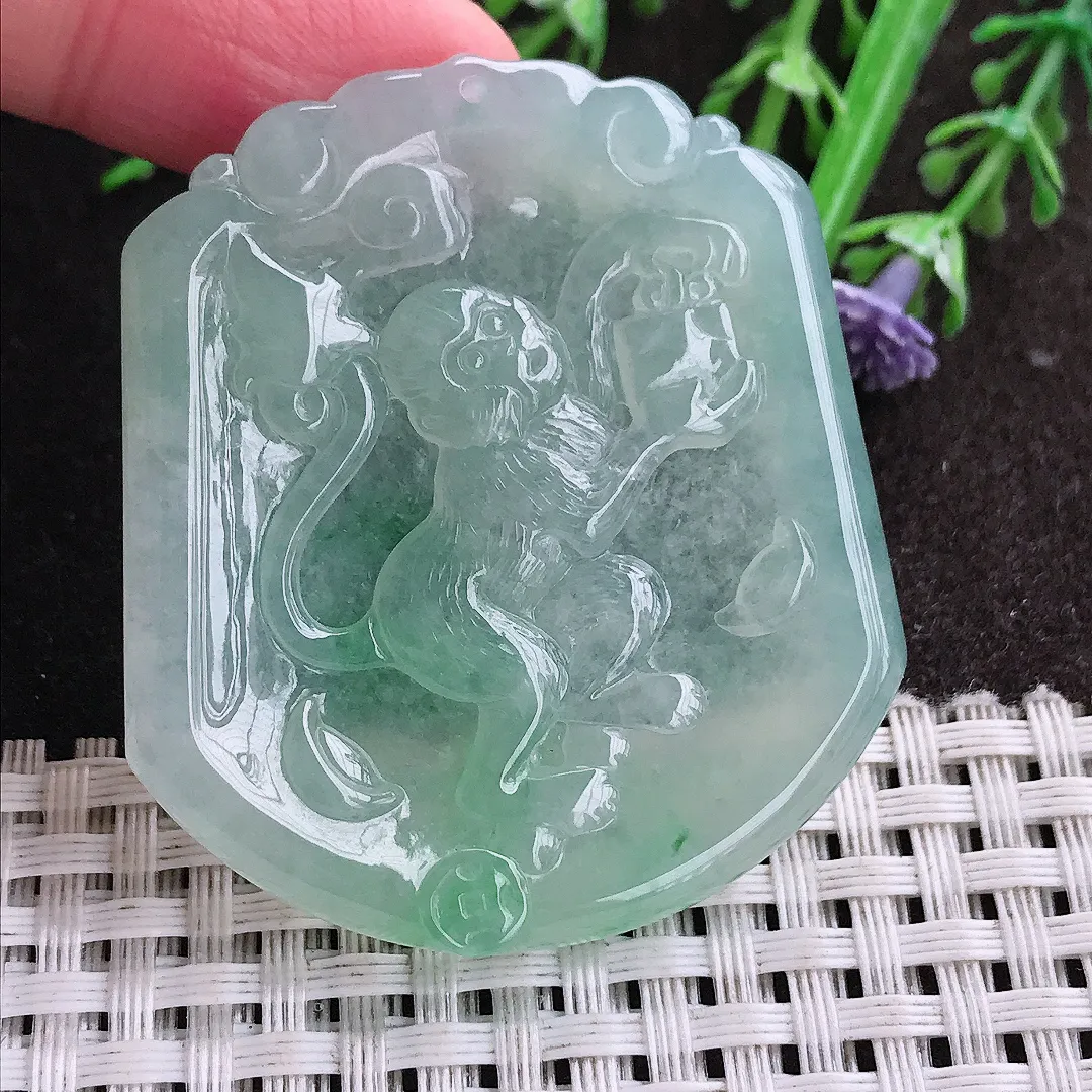 实拍A货翡翠49.5/43.8/5老坑冰胶水灵冰晴绿生肖猴牌吊坠翡翠挂件