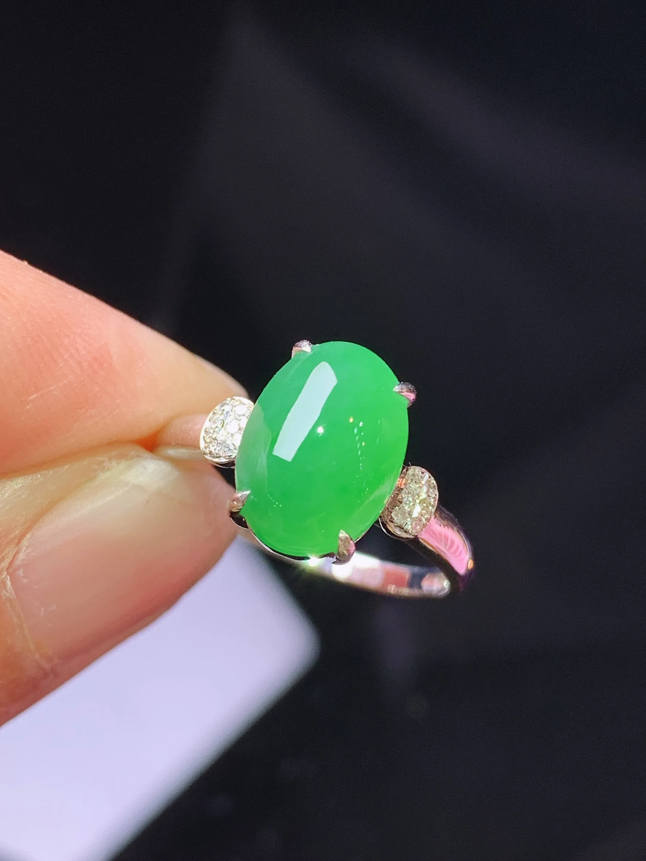 18k金钻镶嵌翠绿蛋面戒指 玉质细腻 色泽清新艳丽 圈口13 整体尺寸10.8*7.5*4.6