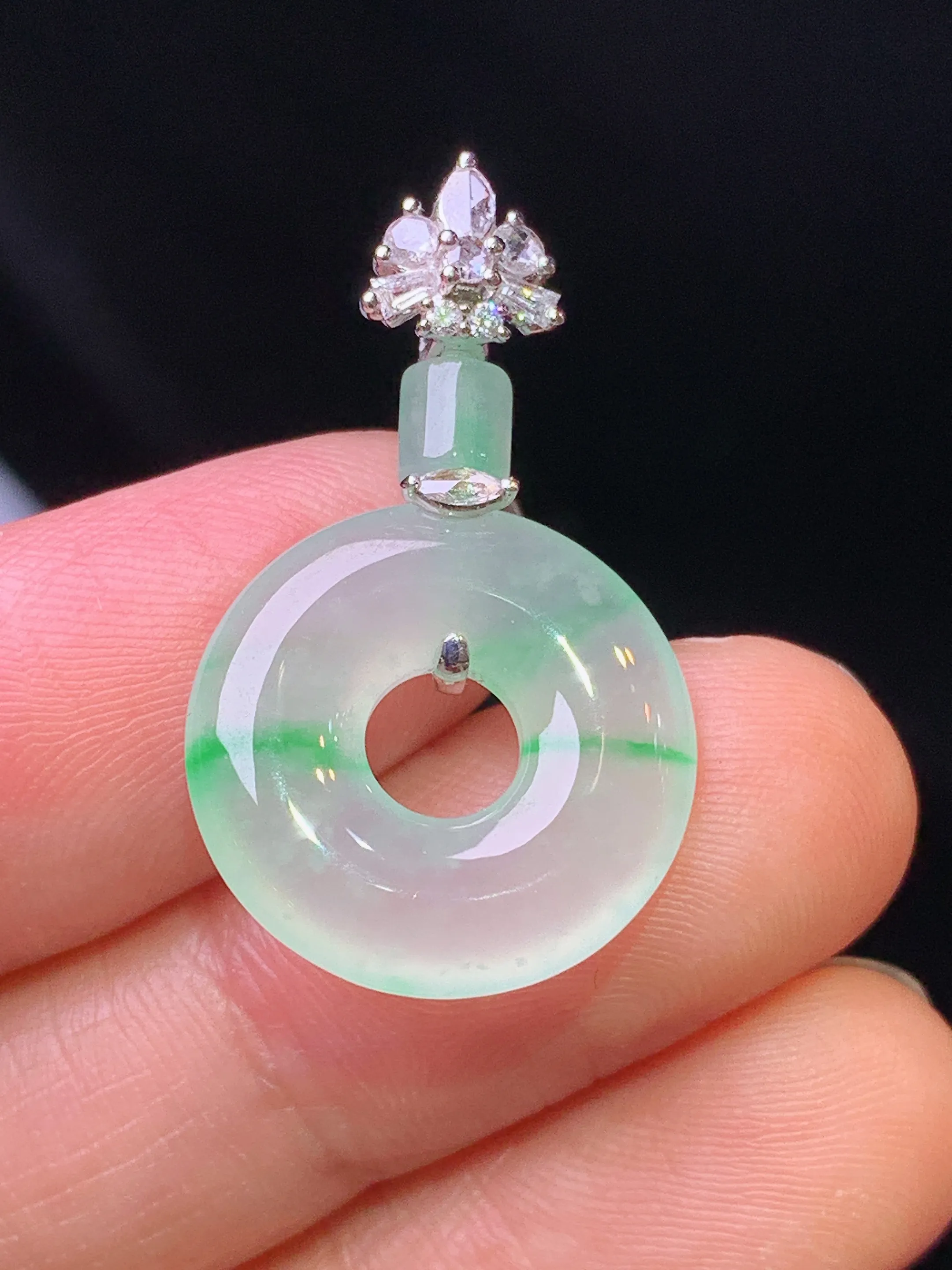 18k金钻镶嵌飘绿平安环吊坠 玉质细腻 色泽清新艳丽 整体尺寸29*17*3.5