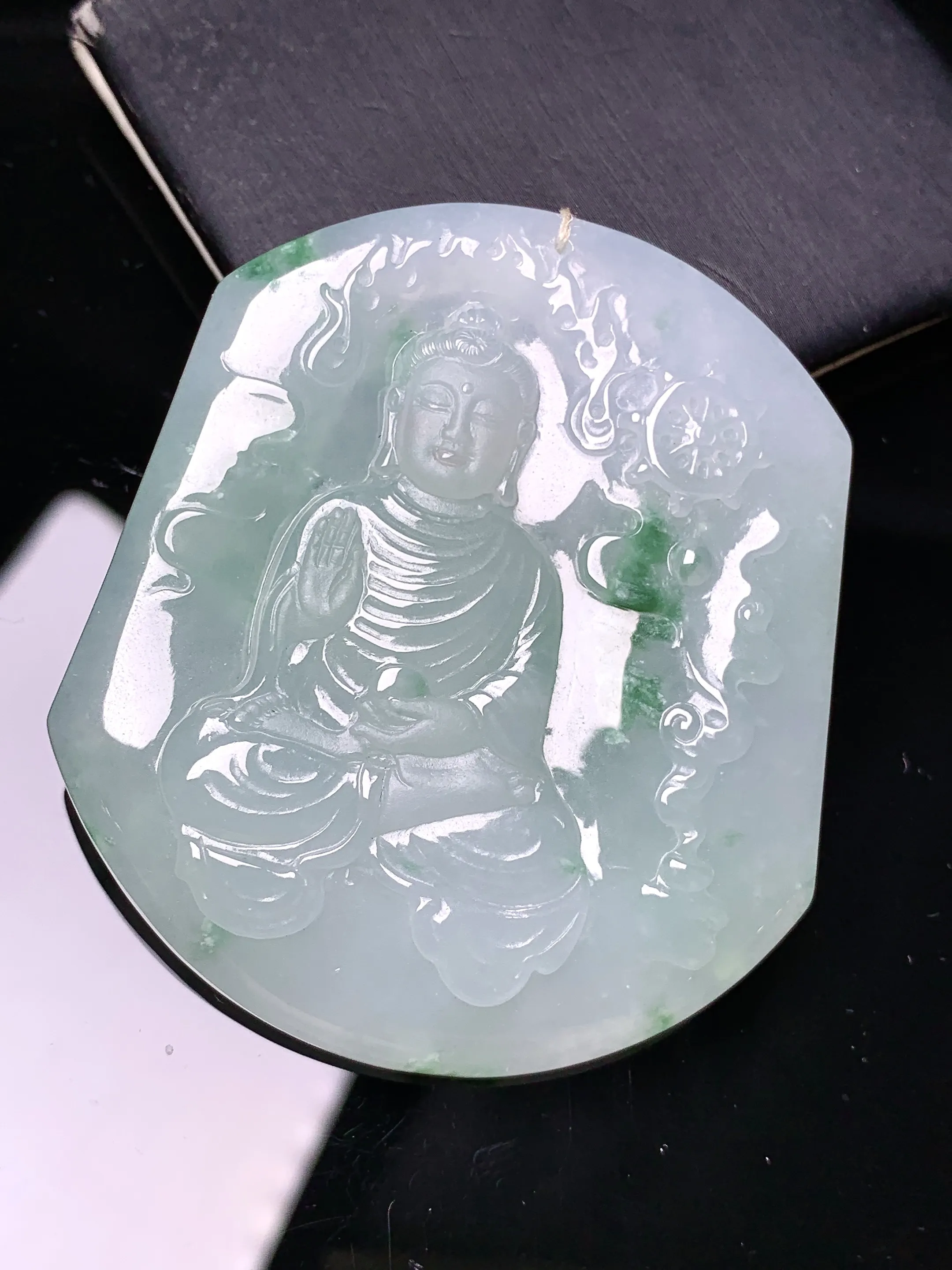 飘绿大日如来佛祖吊坠 玉质细腻 色泽清新艳丽 整体尺寸55.8*50.5*6.5