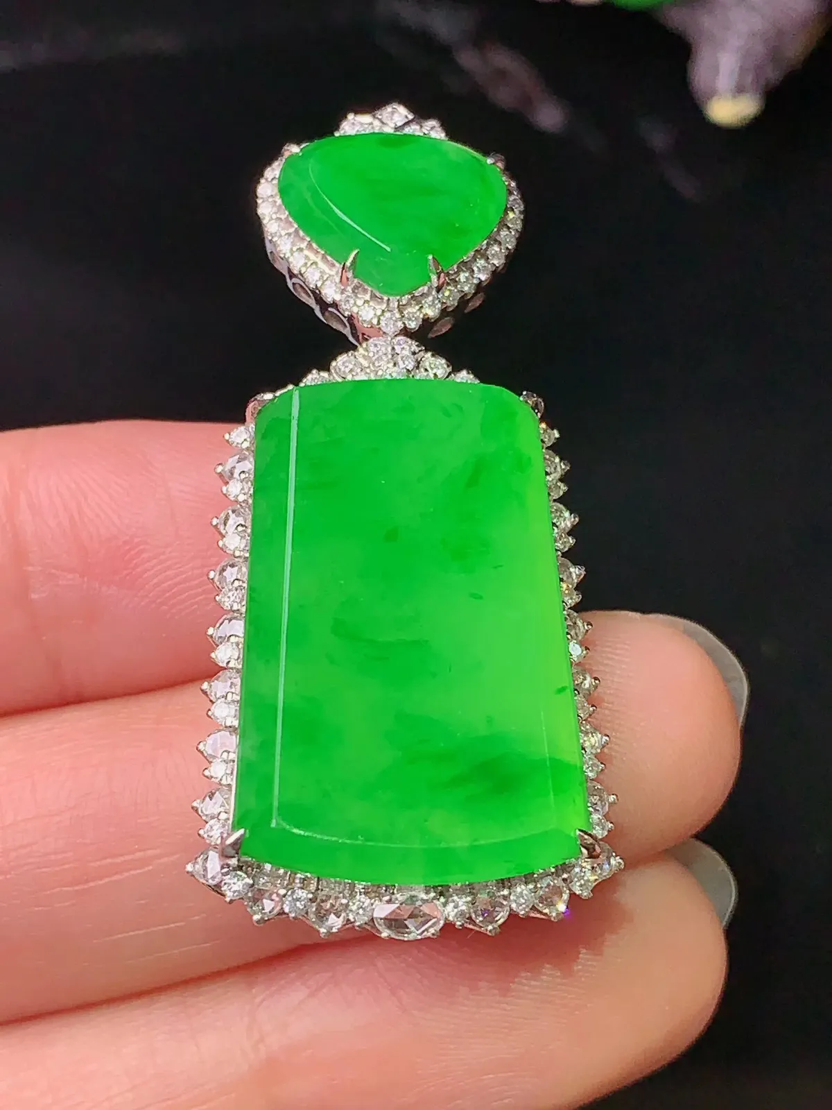 18k金钻镶嵌翠绿无事牌吊坠 玉质细腻 色泽清新艳丽 整体尺寸43.8*19.8*9.5