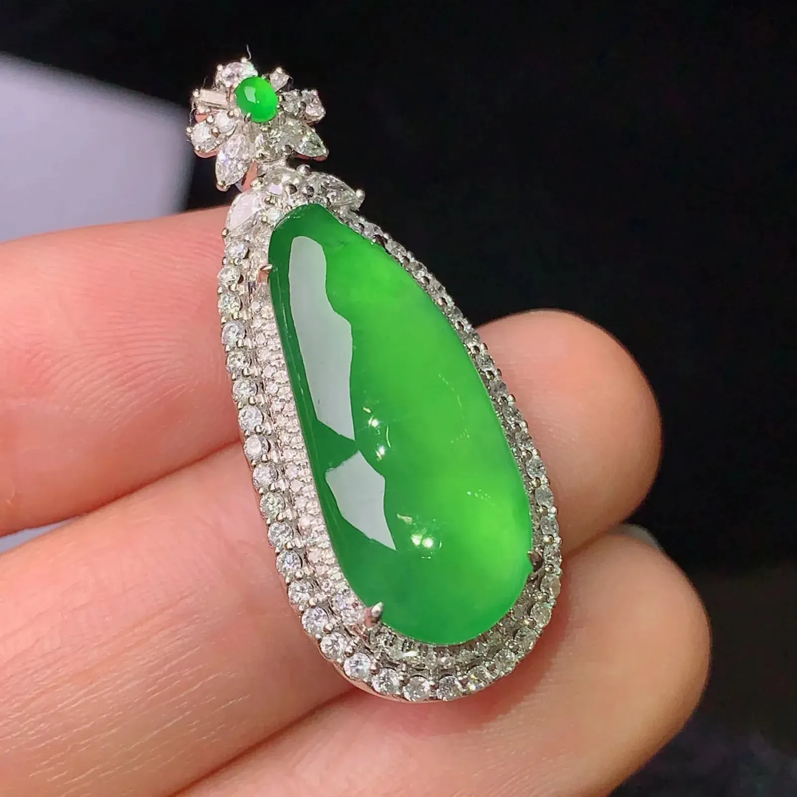 18k金钻镶嵌满绿四季豆吊坠 玉质细腻 色泽清新艳丽 整体尺寸33*14*10