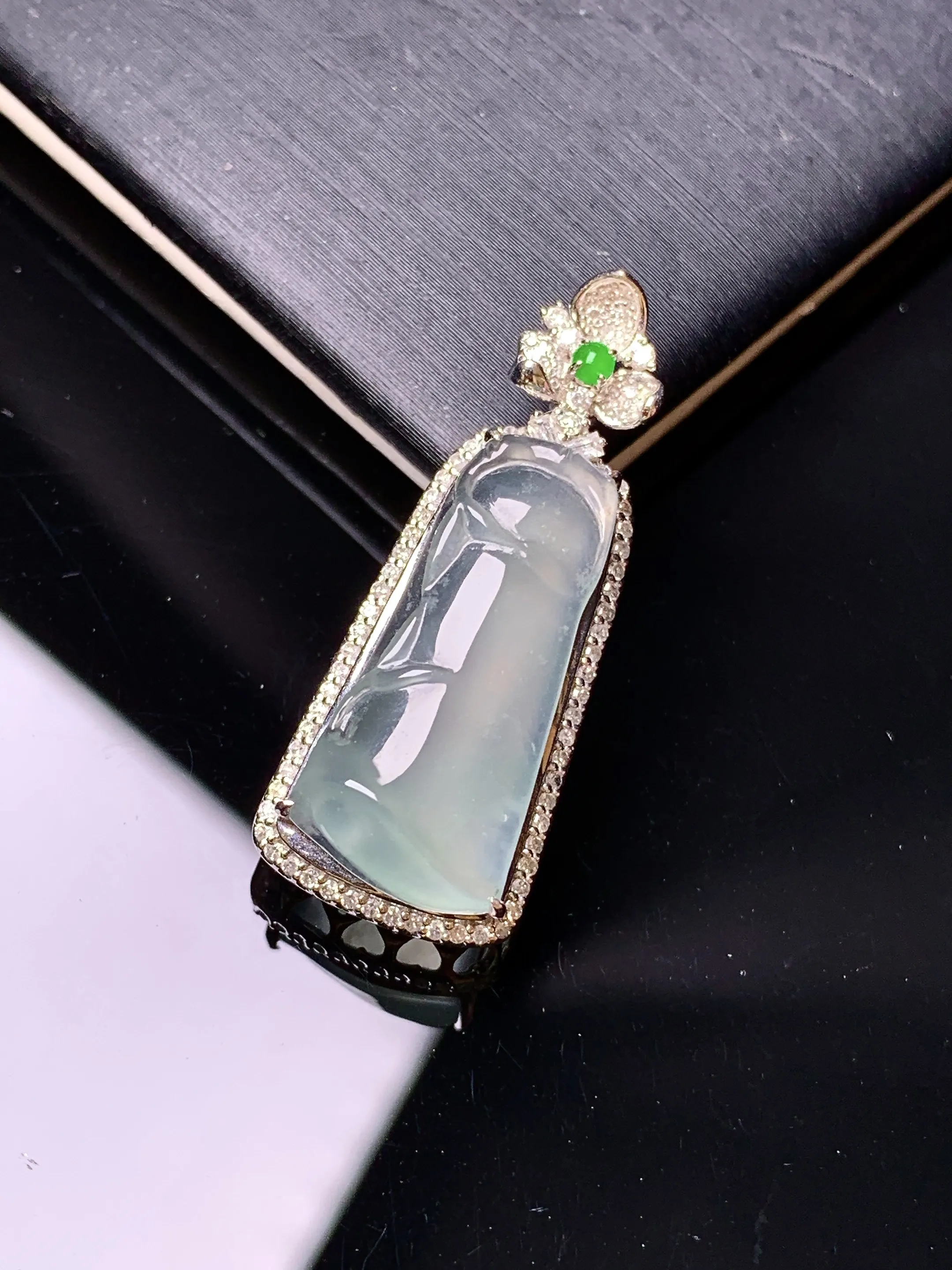 18k金钻镶嵌冰种竹节吊坠 玉质细腻 色泽清新艳丽 整体尺寸31.3*12.5*9.5