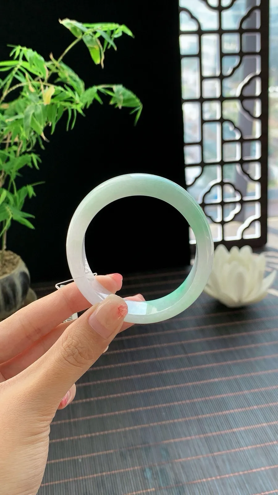 【冰胶白底青贵妃手镯】
【尺寸】56-49-13-7
绿色部分鲜活欲滴，仿佛饱含水分，在白色背景的