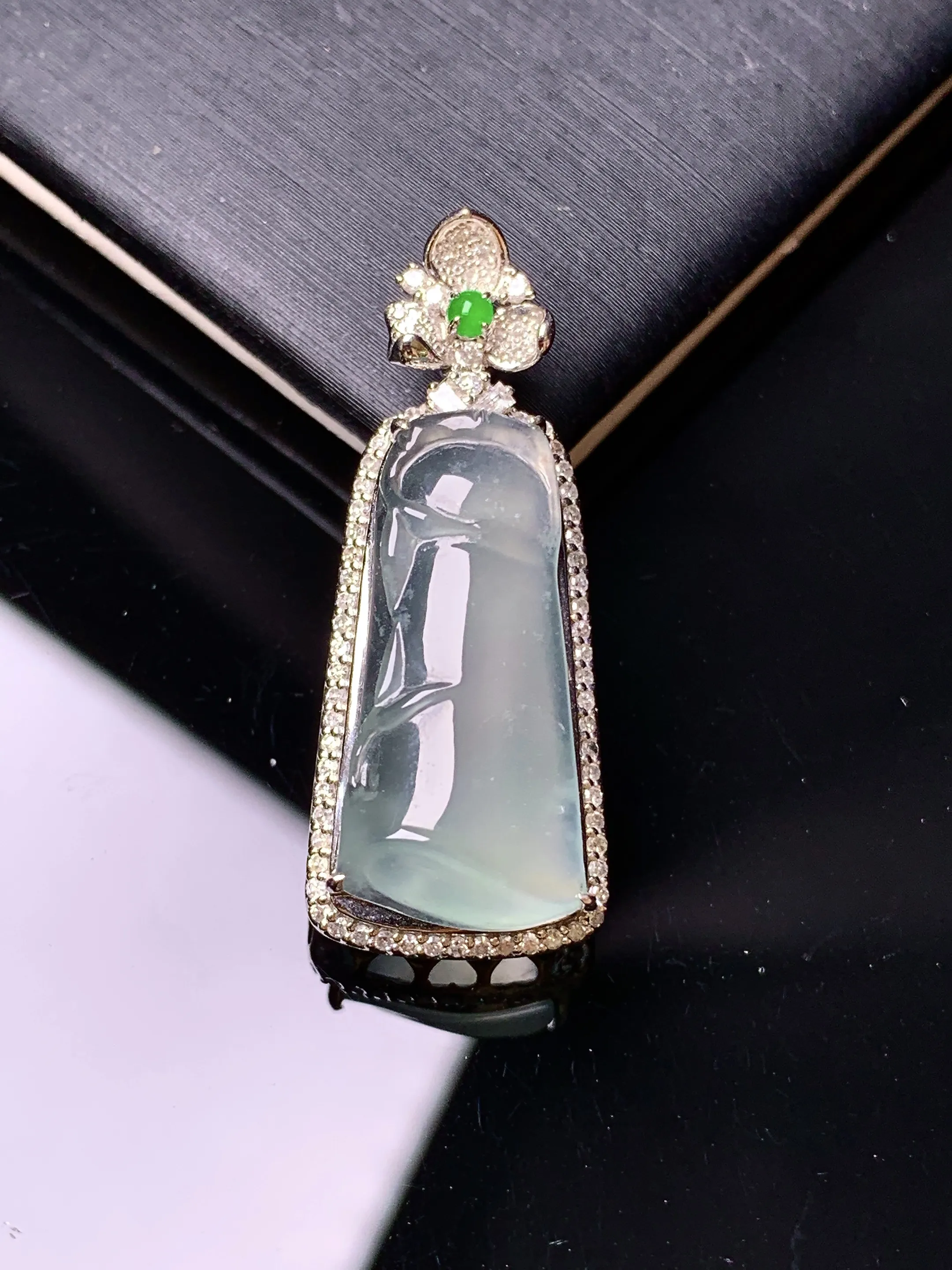 18k金钻镶嵌冰种竹节吊坠 玉质细腻 色泽清新艳丽 整体尺寸31.3*12.5*9.5