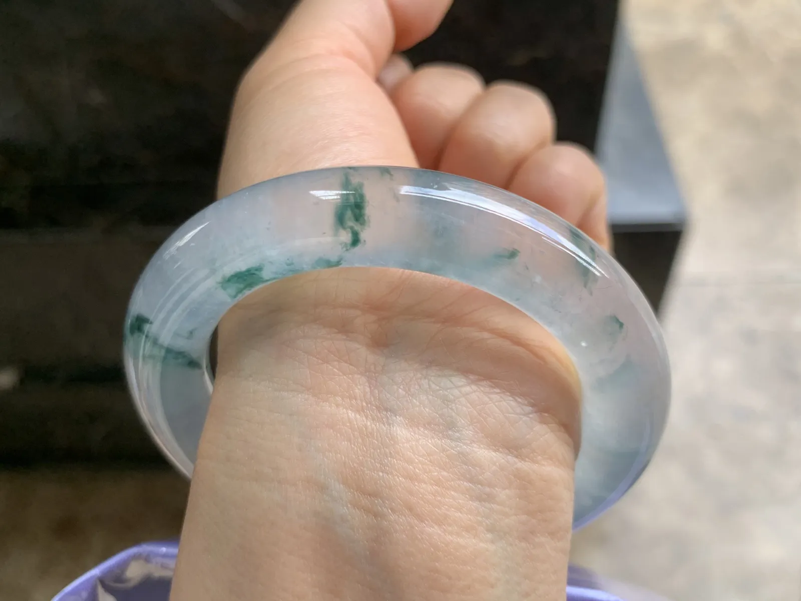 56-12.5mm
高冰飘花圆条手镯 老坑种 刚性十足 光感强 条形优秀