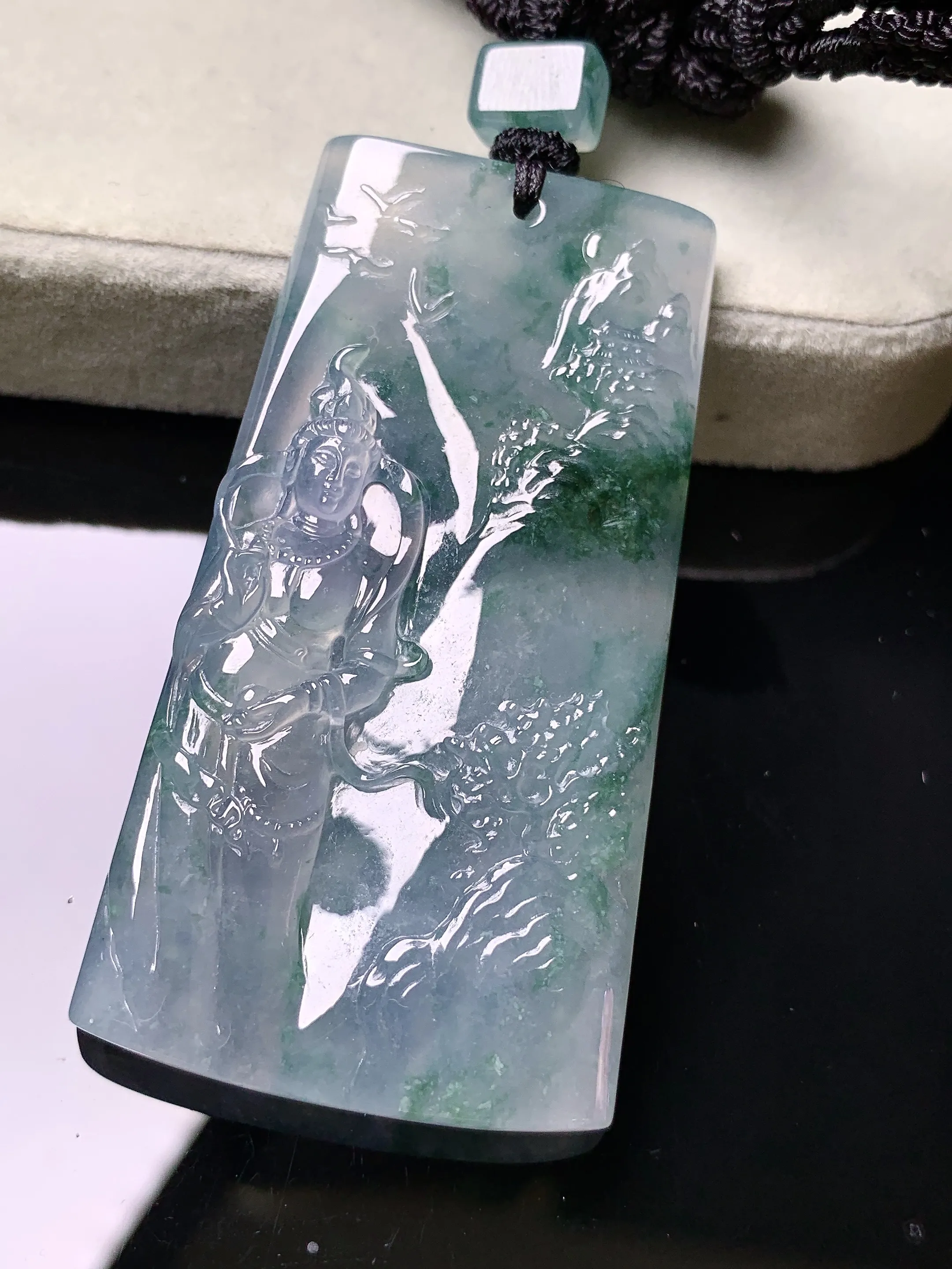 冰种飘绿观音菩萨吊坠 玉质细腻 色泽清新艳丽 整体尺寸58.3*31.3*5.2