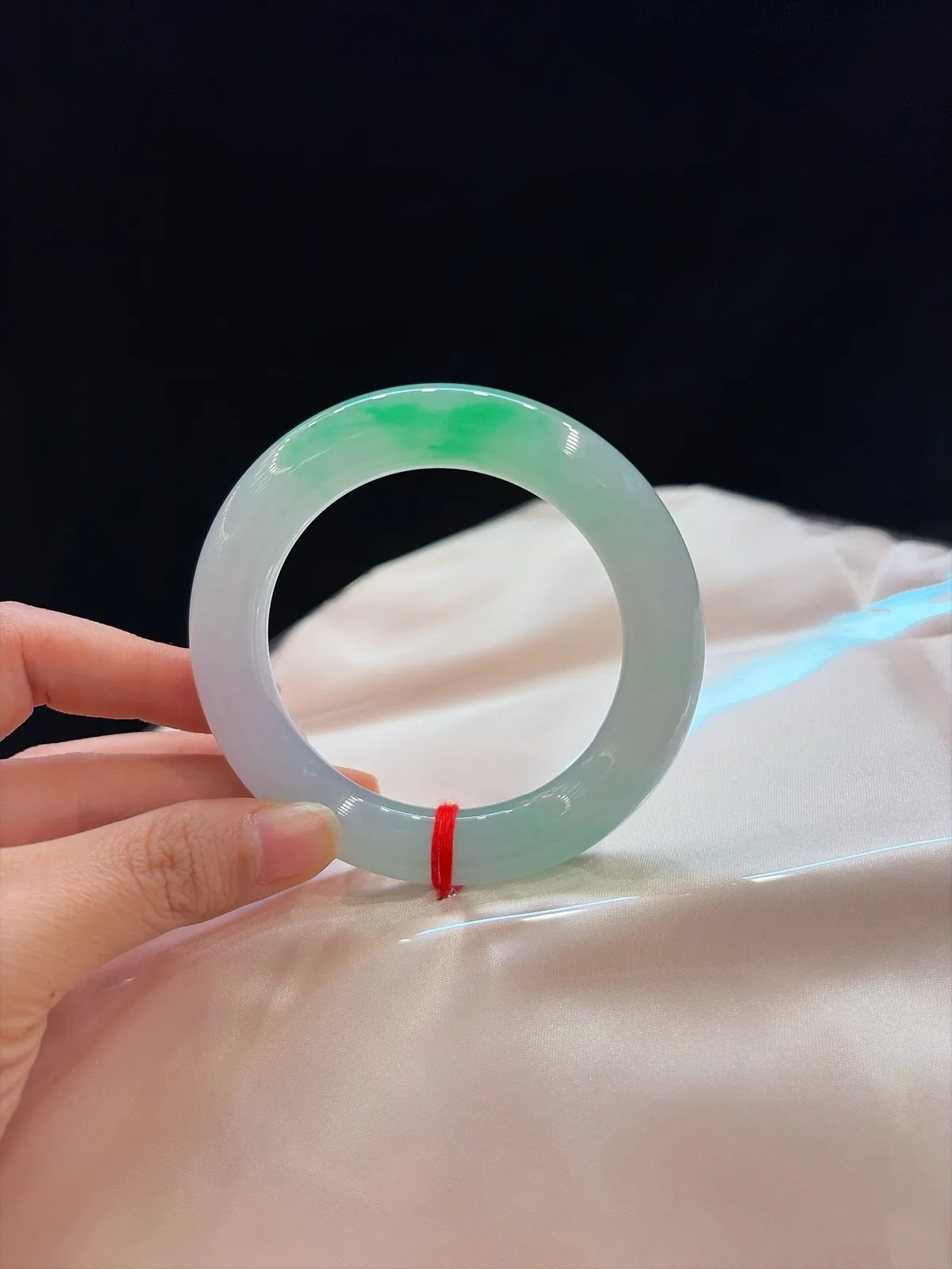 ｜56圈口
【冰飘绿花福镯】
“冰润凝脂，翠花轻漾腕间”​​
——种色俱佳，镯型温婉
规格【56.