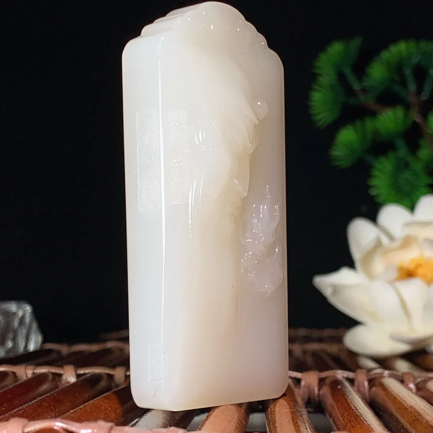 新疆和田玉羊脂白武财神关公牌子挂件 尺寸69/31/16mm重71.5克。玉质细腻油润。手推出油。品相大气 lt260121