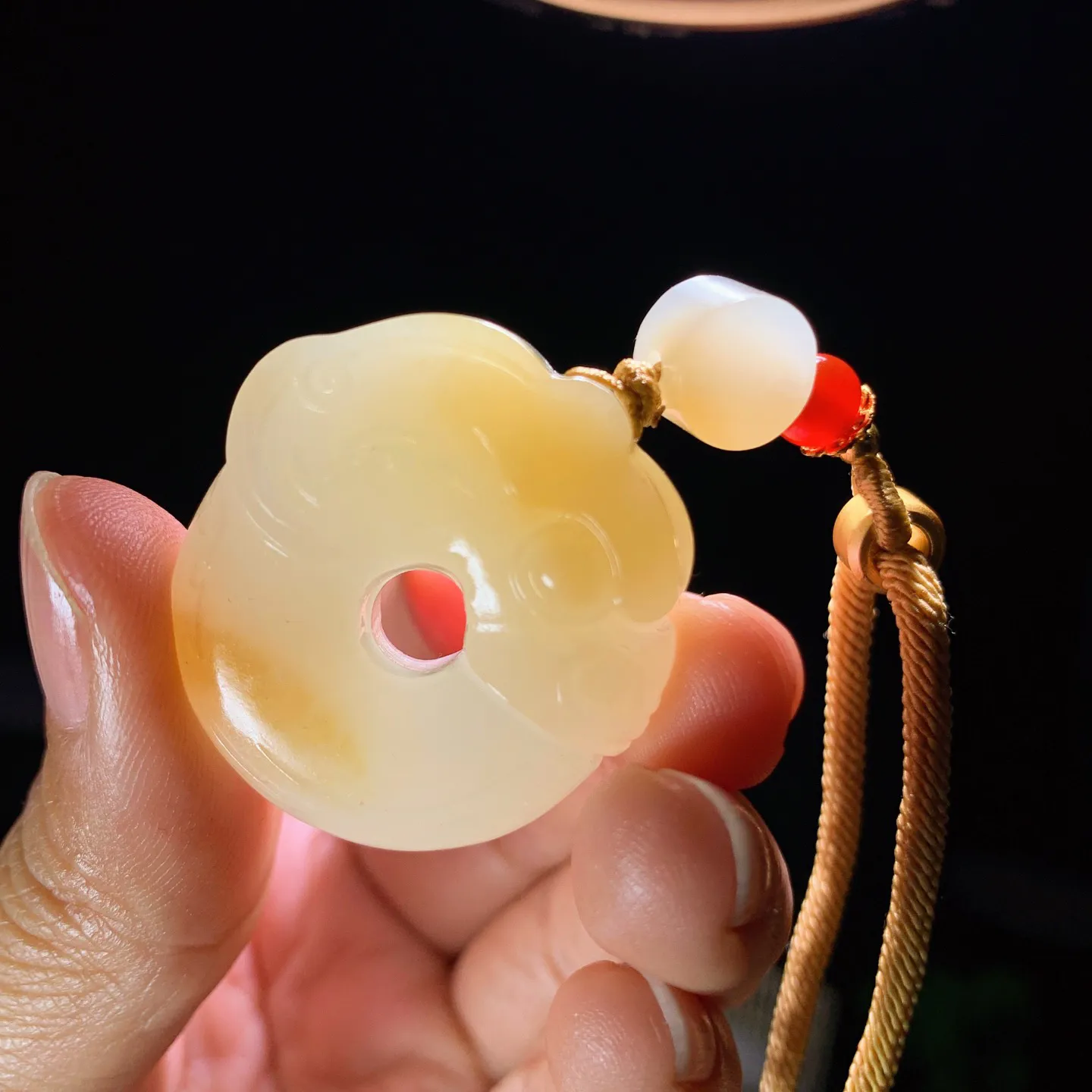 新疆和田玉且末糖玉猪龙挂件 尺寸33/31/12mm重29克。玉质细腻油润。手推出油。品相大气 lt260121