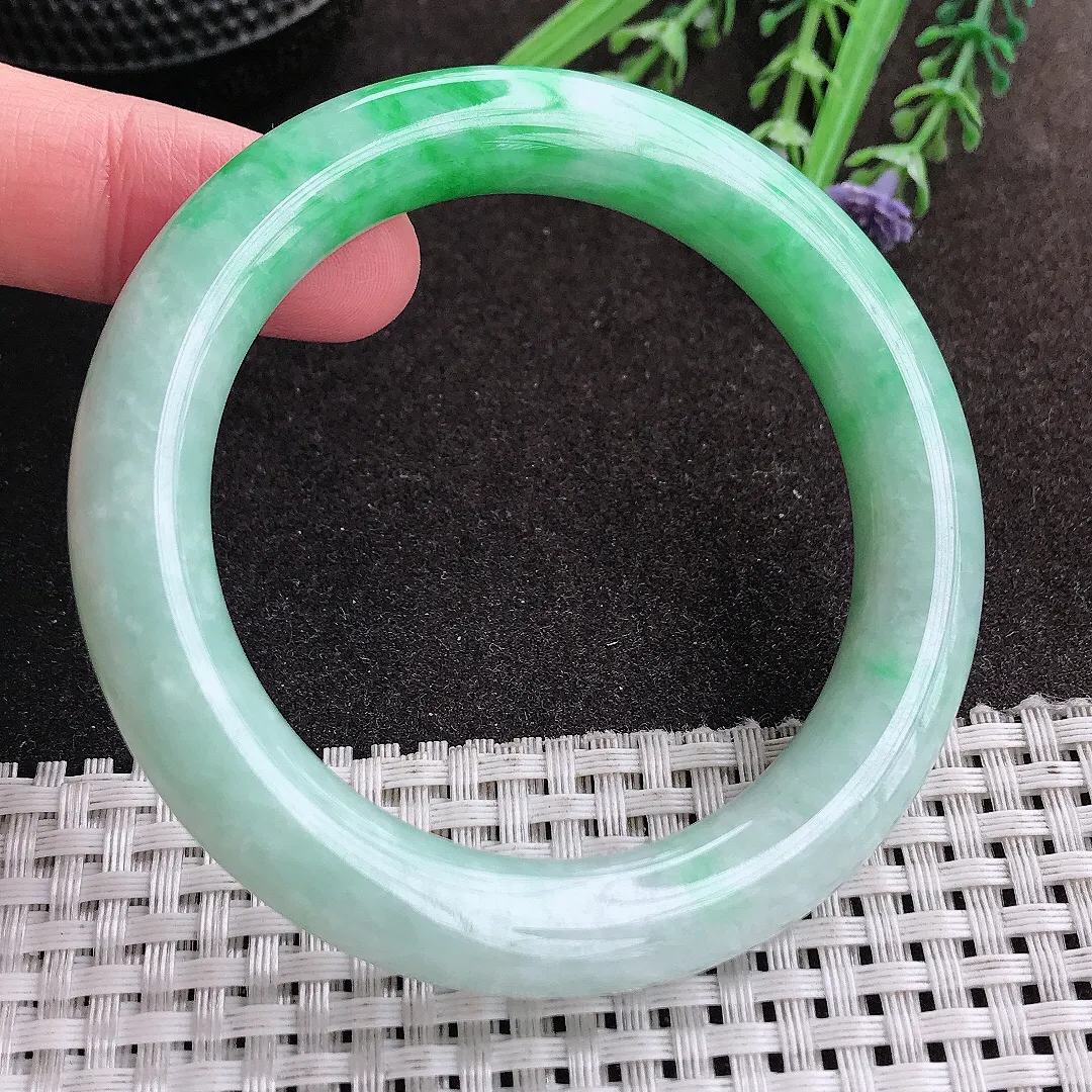 实拍A货翡翠54/10/10.3老坑精美温润飘阳绿圆条手镯翡翠玉镯女款