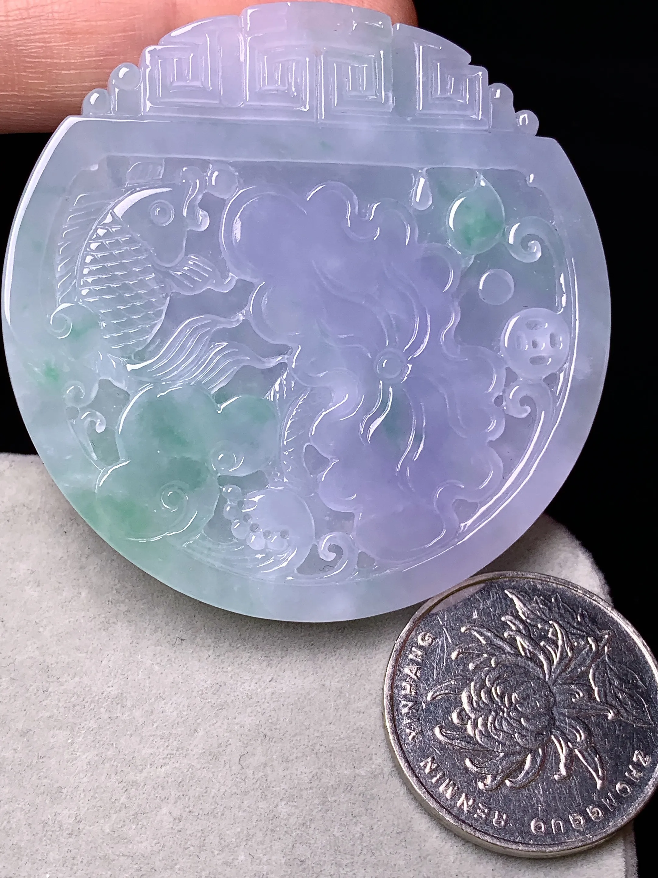 淡春彩荷叶鱼吊坠 玉质细腻 色泽清新艳丽 整体尺寸53*5.6