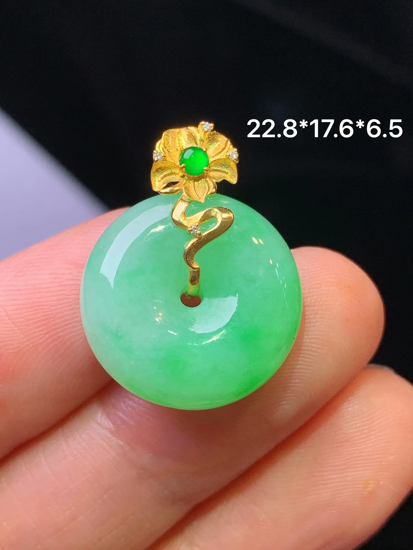 18k金钻镶嵌翠绿平安扣吊坠 玉质细腻 色泽清新艳丽 整体尺寸22.8*17.6*6.5