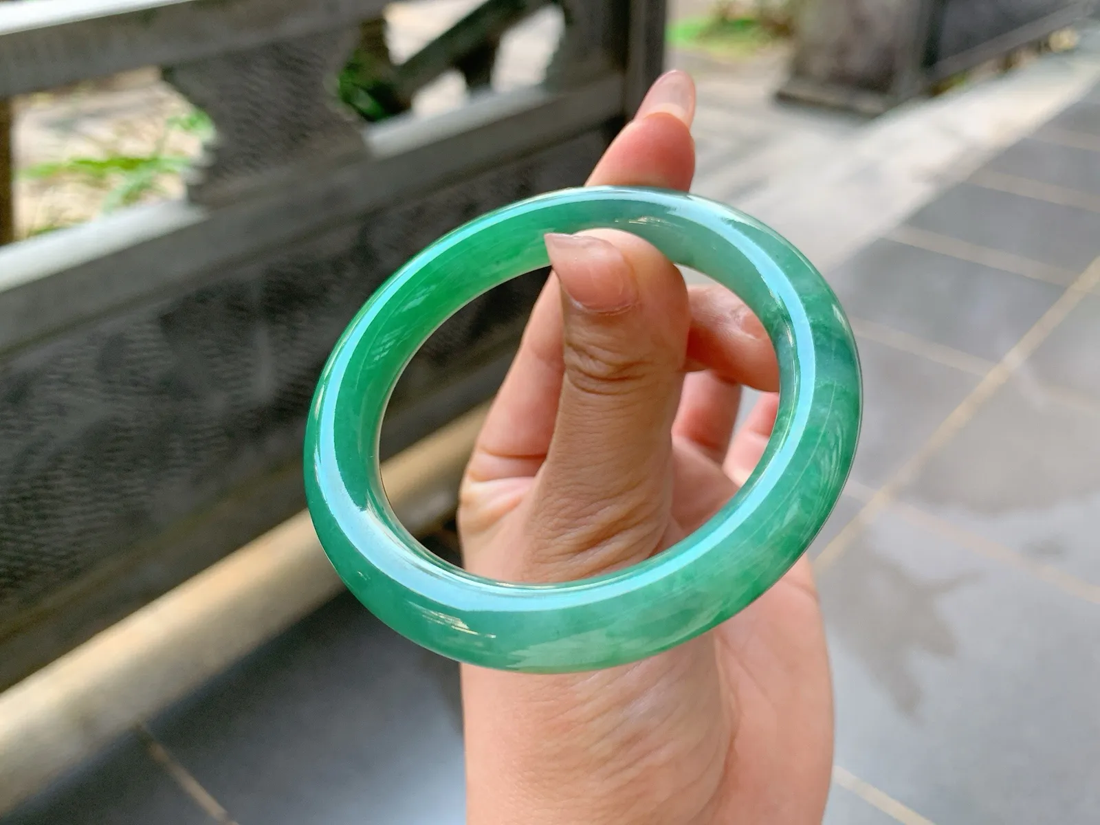 🩶｜52圈口
条粗:9.9
满色福镯，颜色抢眼夺目，绿油油的像一片草地，润绿大气，