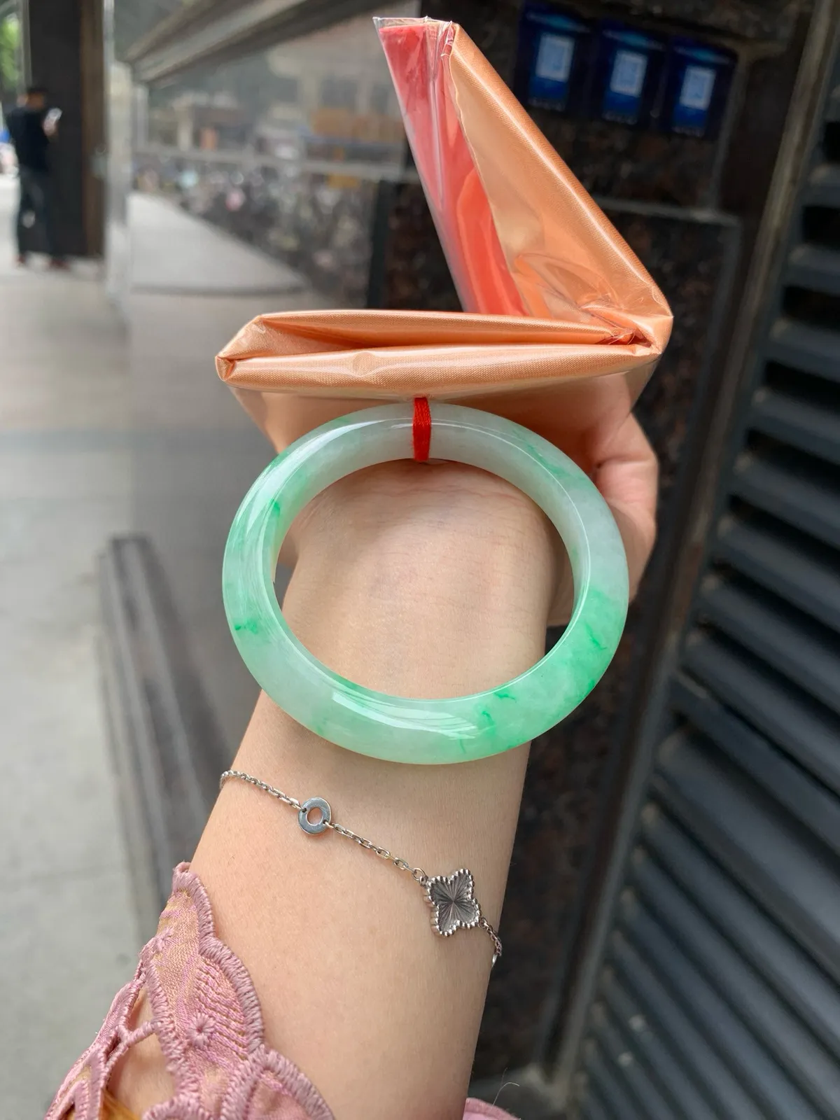 白底青正圈
50-7.8-9.5
打灯棉线，底妆水润细腻，阳绿花点缀腕间风华，干净纯净的底色上，满圈翠色肆意流淌，娇艳欲滴，宛如春日里的繁华盛景