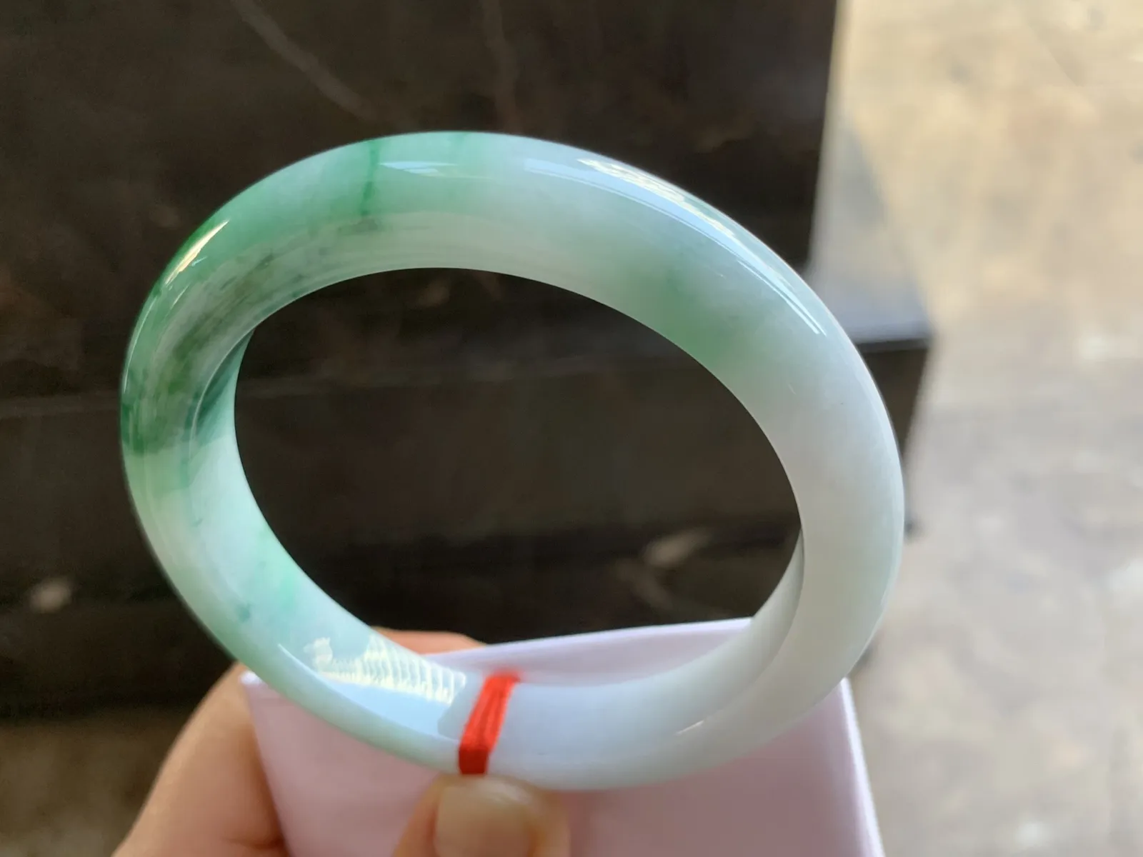 61.5-12-9.5mm
白底色花大圈口手镯 底子细腻 超大圈口