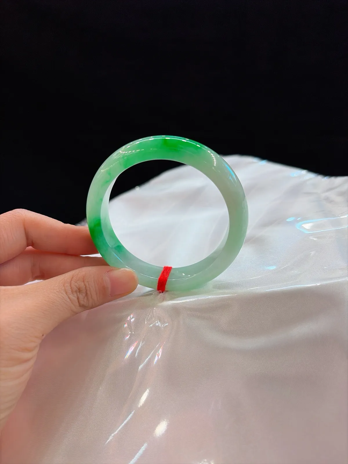 ｜53圈口
辣绿翡翠手镯
腕间跃动两束鲜活绿光
色辣浓郁超惹眼
好色的宝子闭眼冲~
规格【53.7/12.7/8.1】