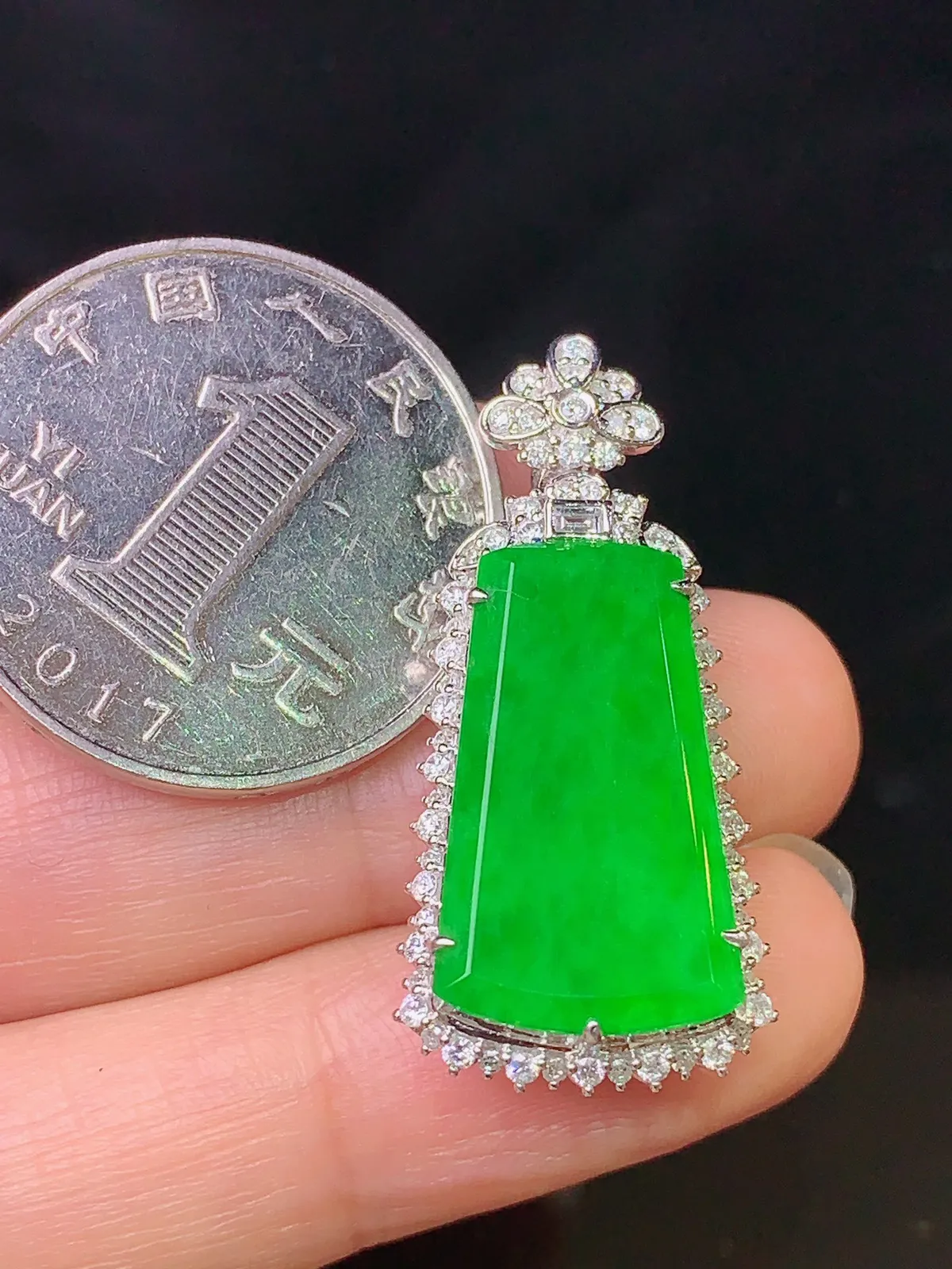 18k金钻镶嵌满绿无事牌吊坠 玉质细腻 色泽艳丽 整体尺寸33*15.3*9.3
