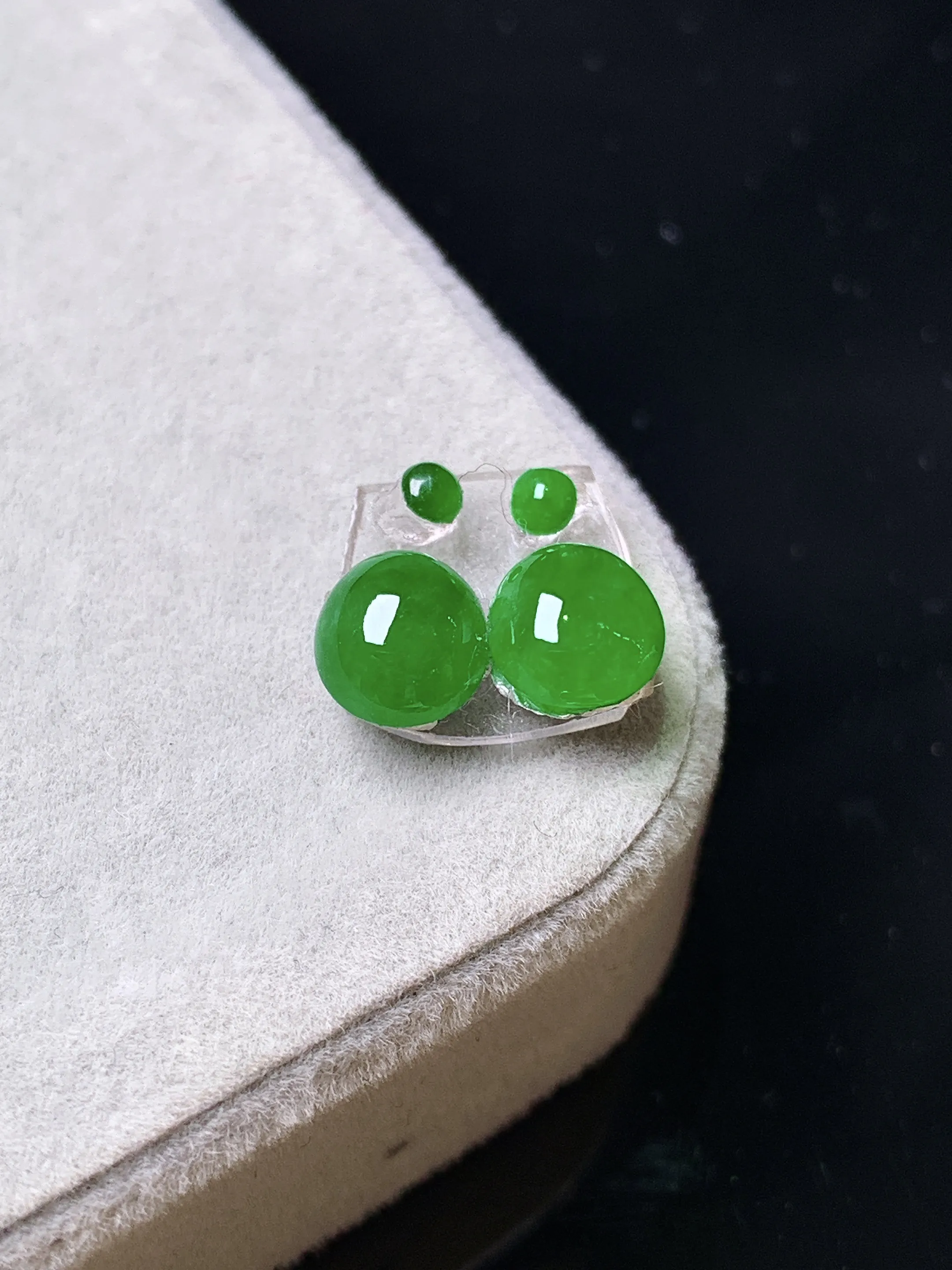 镶嵌款 满绿蛋面一对 玉质细腻 色泽清新艳丽 整体尺寸6.3*5.6*3.2